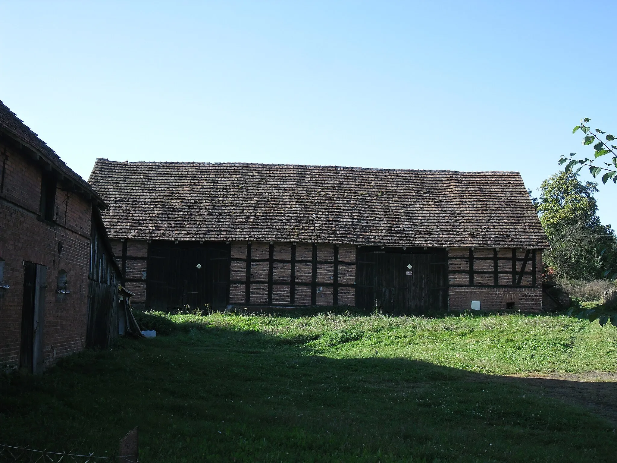 Photo showing: Zabytkowa stodoła z końca XVIII w. należąca dawn. do folwarku parafialnego.