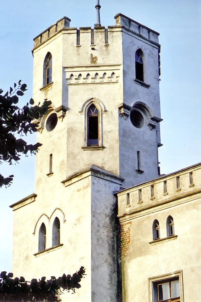 Photo showing: Drwalewice - pałac, wieża.