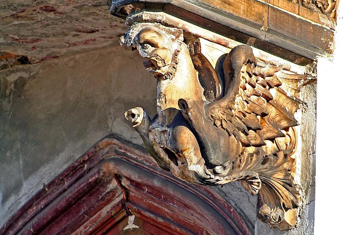 Photo showing: Drwalewice - pałac, gryf podtrzymujący balkon nad wejściem głównym