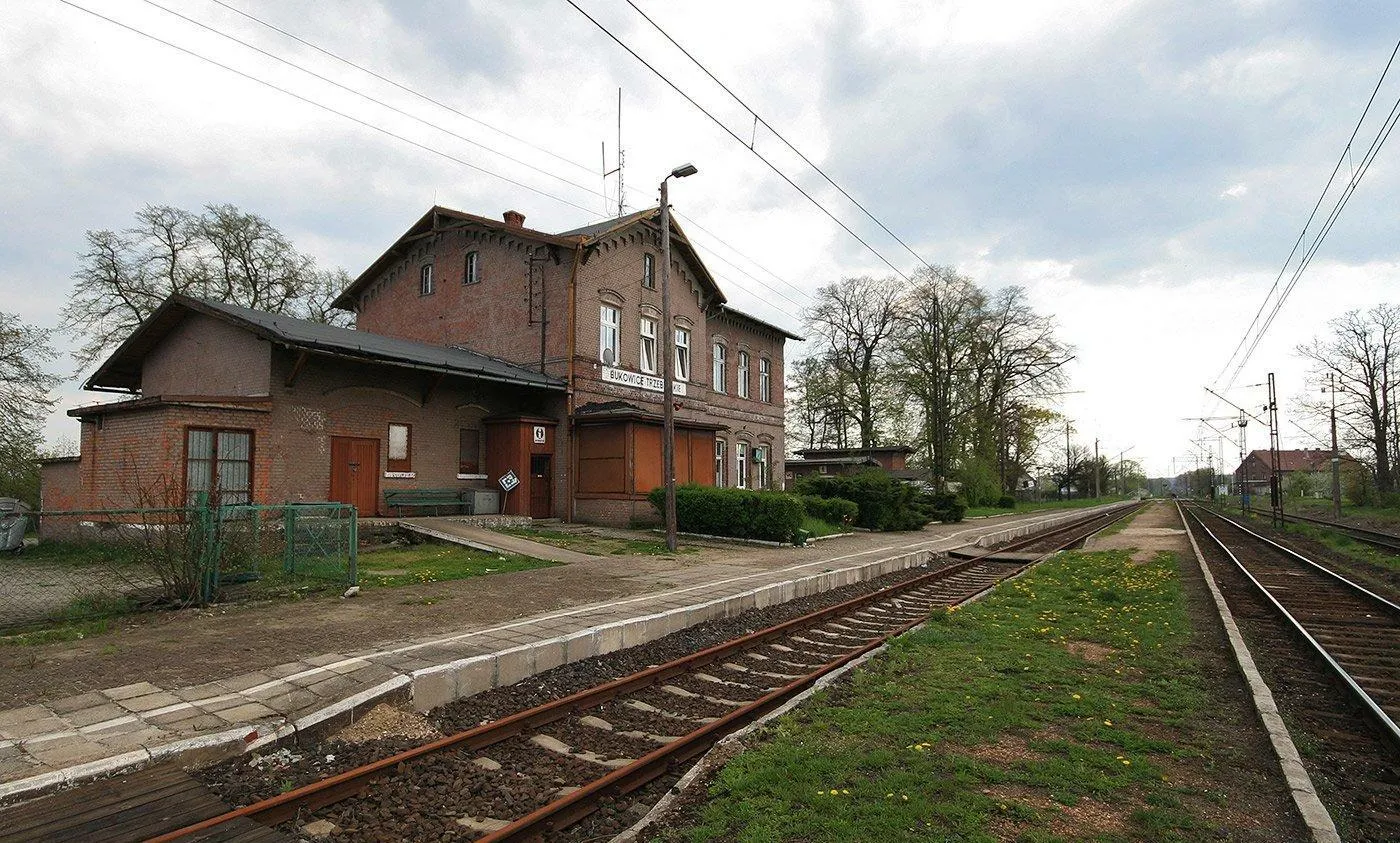 Photo showing: Budynek dworca na przystanku Bukowice Trzebnickie położonym przy linii kolejowej Poznań - Wrocław.