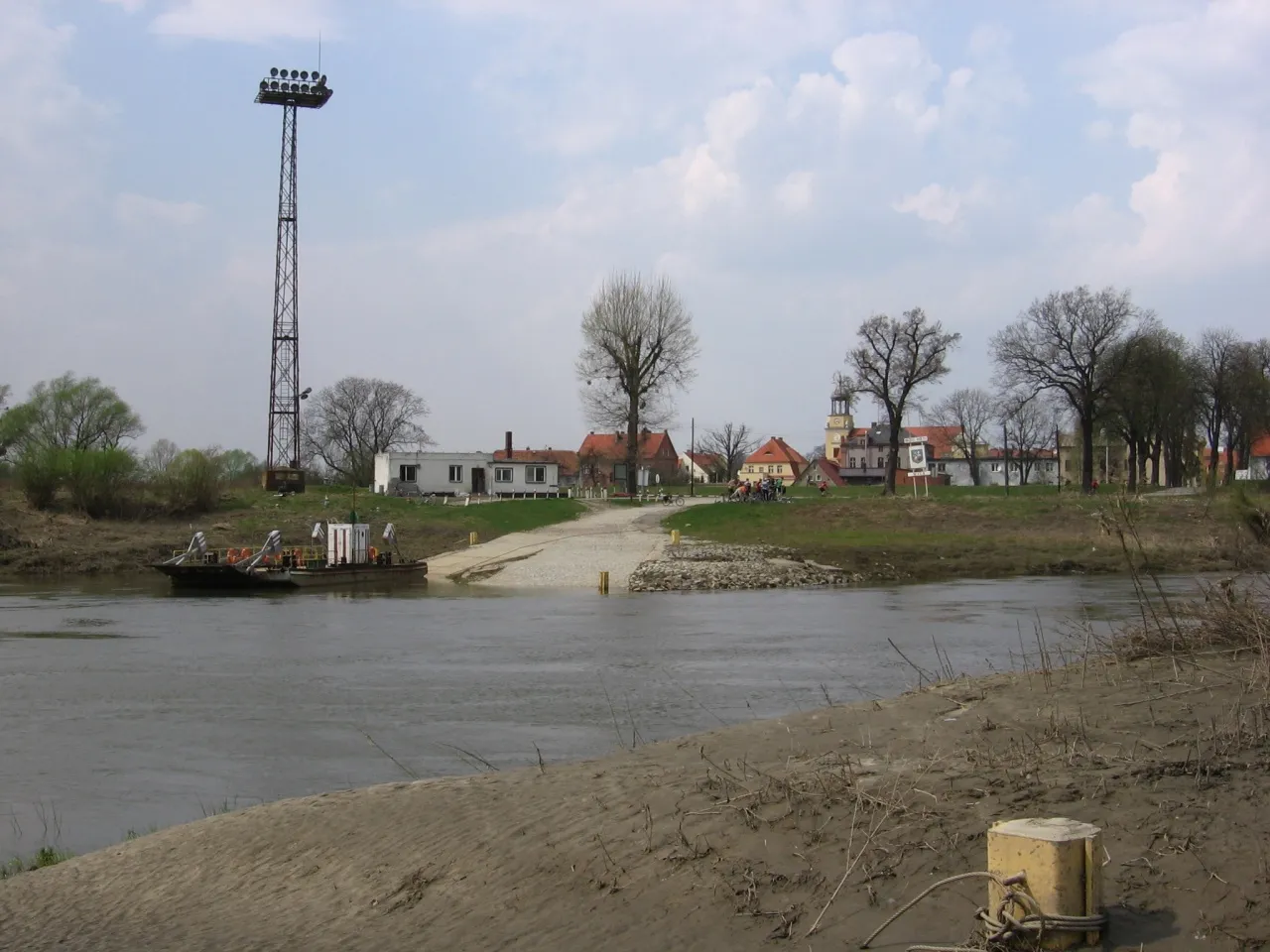 Photo showing: Small ferry over Oder River, view from left rivershore in direction of town Brzeg Dolny, Poland (Lower Silesia)