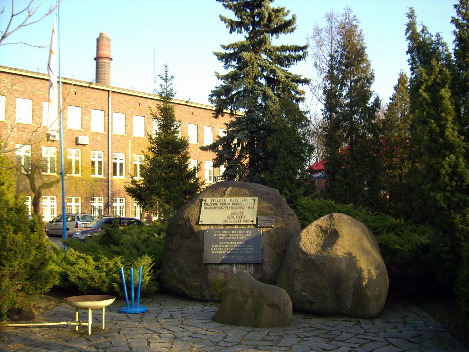 Photo showing: Pomnik ofiar filii obozu Gross-Rosen przy zakładach chemicznych Rokita.