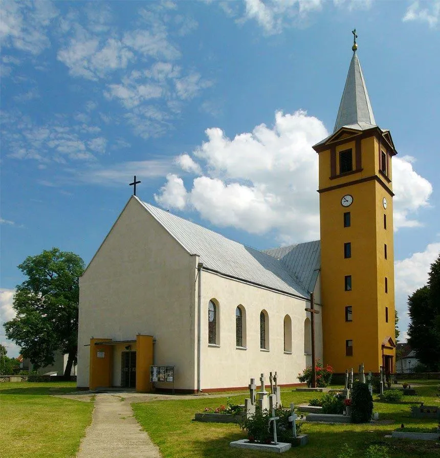 Photo showing: Kościół w Zielenicach i fragment cmentarza, na którym zachowały się niemieckie nagrobki.