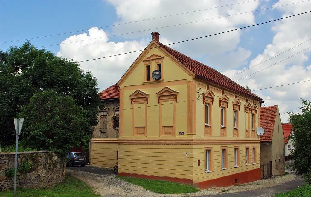 Photo showing: Dom sołtysa, dawna plebania w Zarzycy.