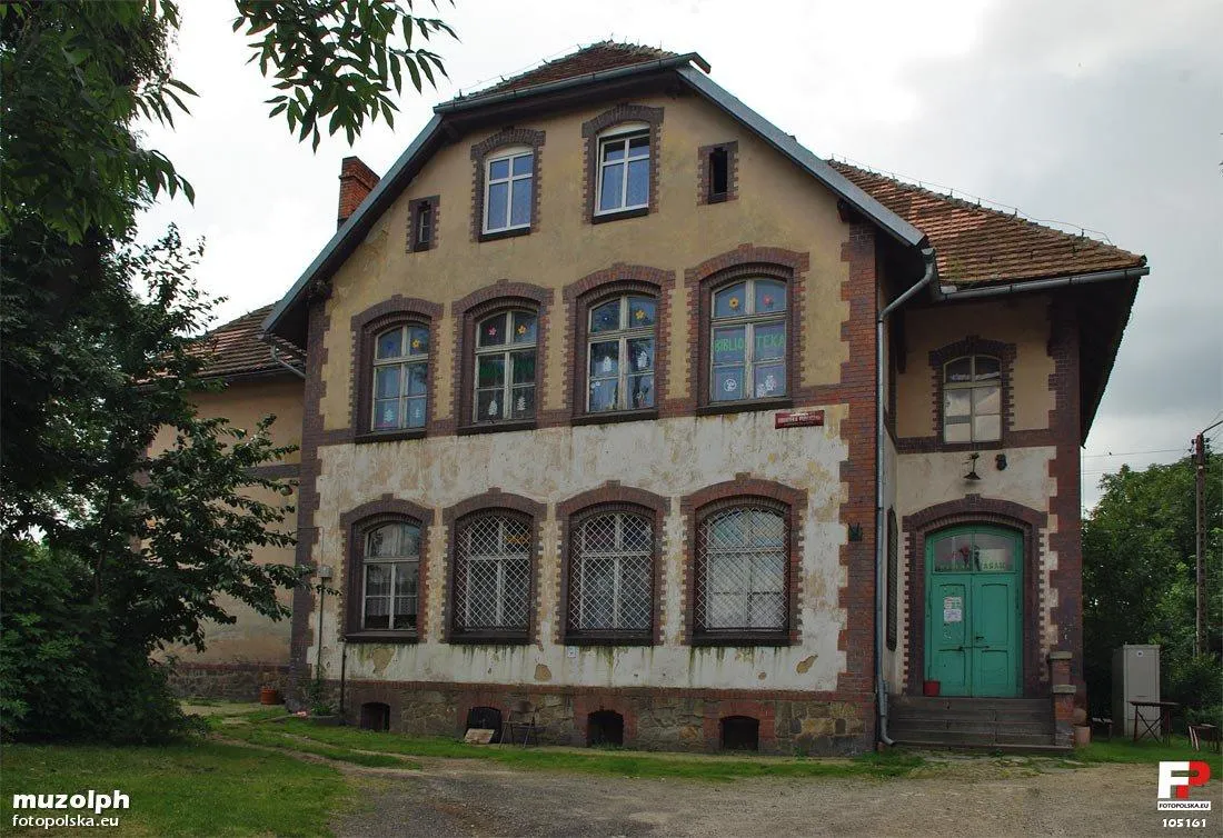 Photo showing: Dom nr 24 w sąsiedztwie kościoła, prawdopodobnie zbudowany jako szkoła.