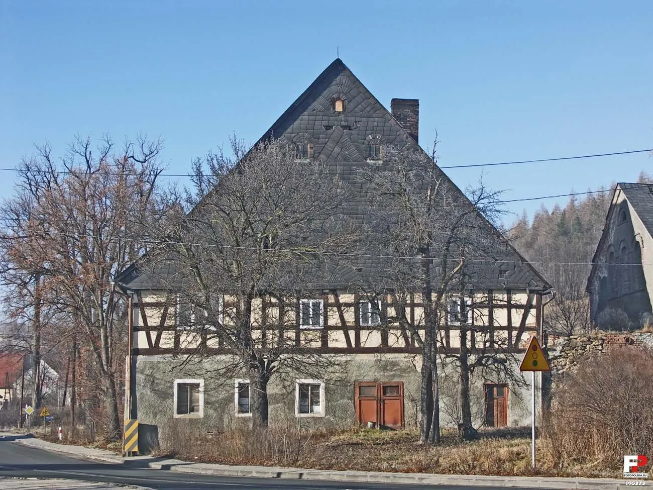 Photo showing: Monumentalna chata przy samym wjeździe do Wojcieszyc.