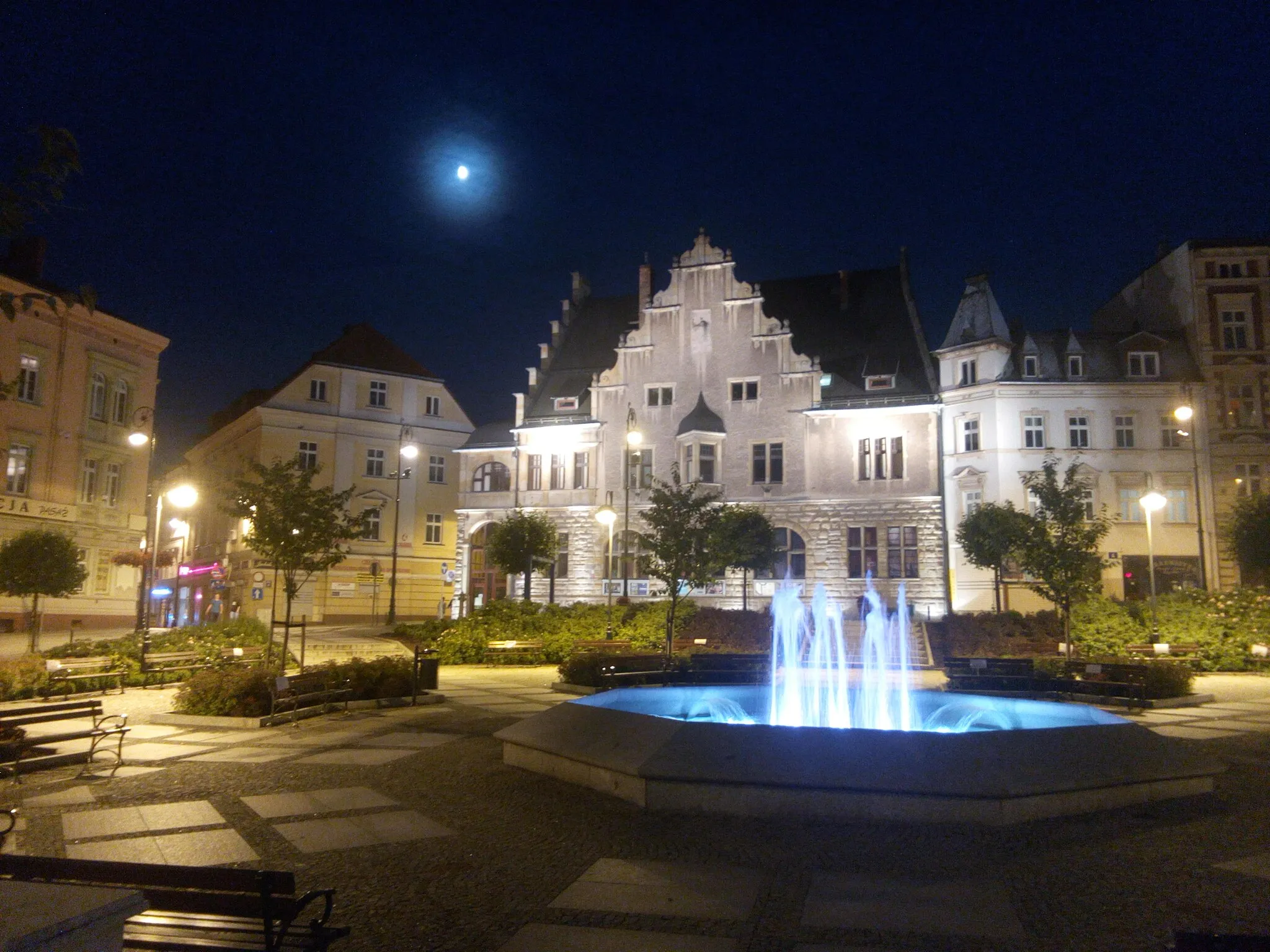 Photo showing: Wałbrzych. Część Placu Magistrackiego w nocy