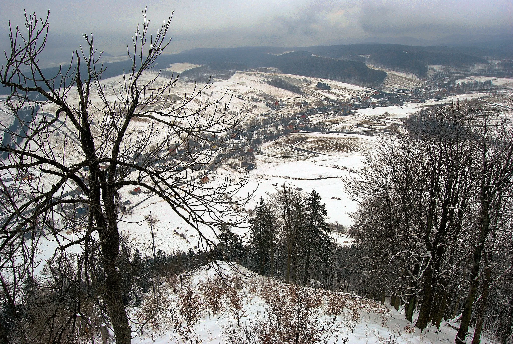 Photo showing: Widok Unisławia Śląskiego z wieży widokowej na szczycie Stożka Wielkiego