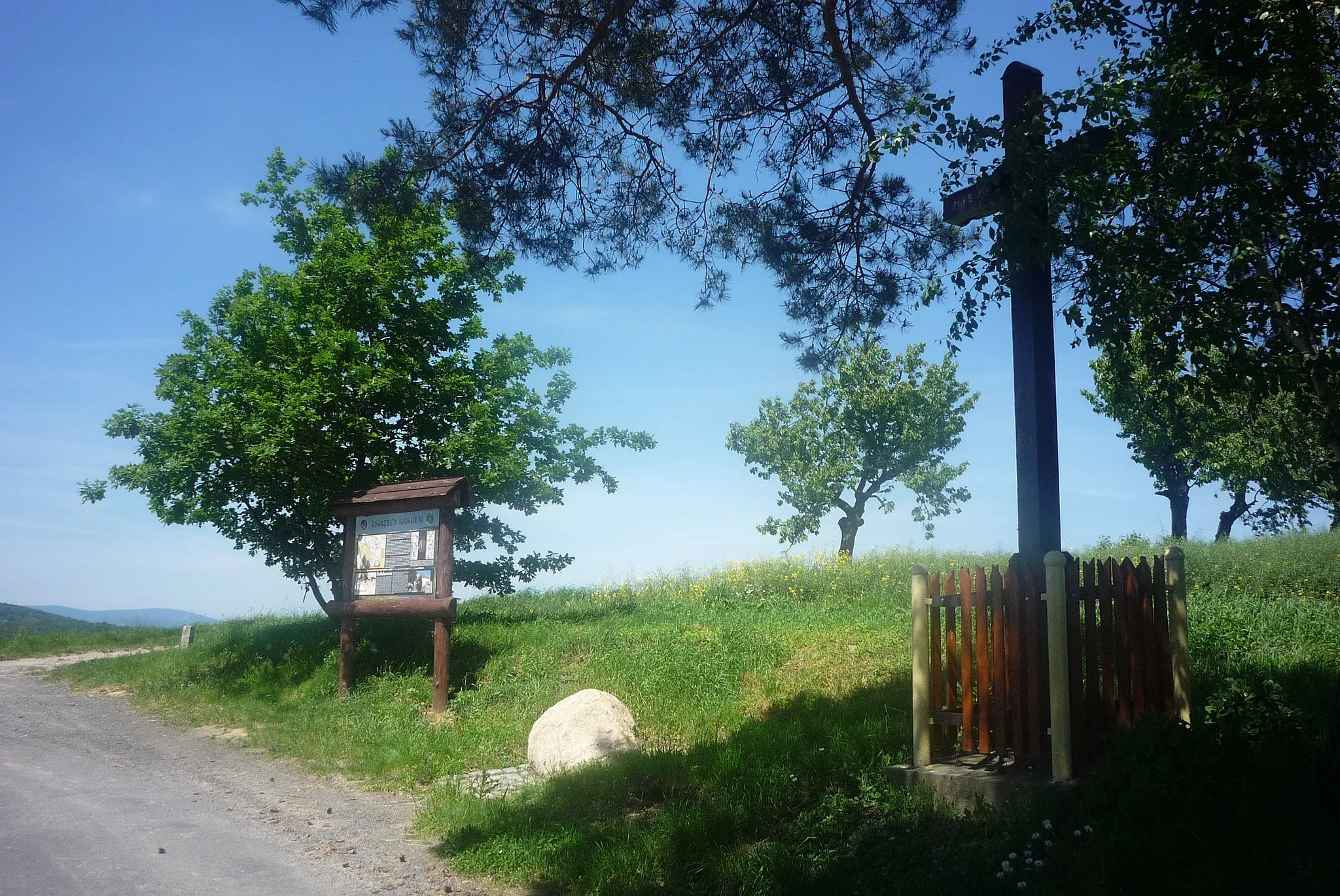 Photo showing: Fürst border stone lying to the west from Sulisławice village (Poland).