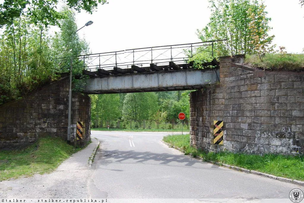 Photo showing: Wiadukt nad ul. Chrobrego w Suliszowie (część Jedliny Zdroju) - w tle ul. Kłodzka, czyli fragment drogi wojewódzkiej nr 381 z Wałbrzycha do Kłodzka