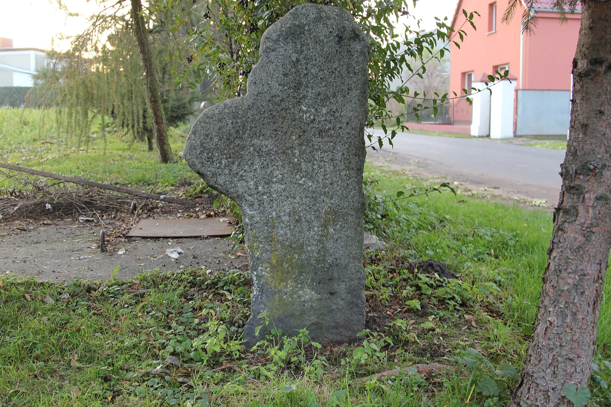 Photo showing: Stone cross in Sobocisko