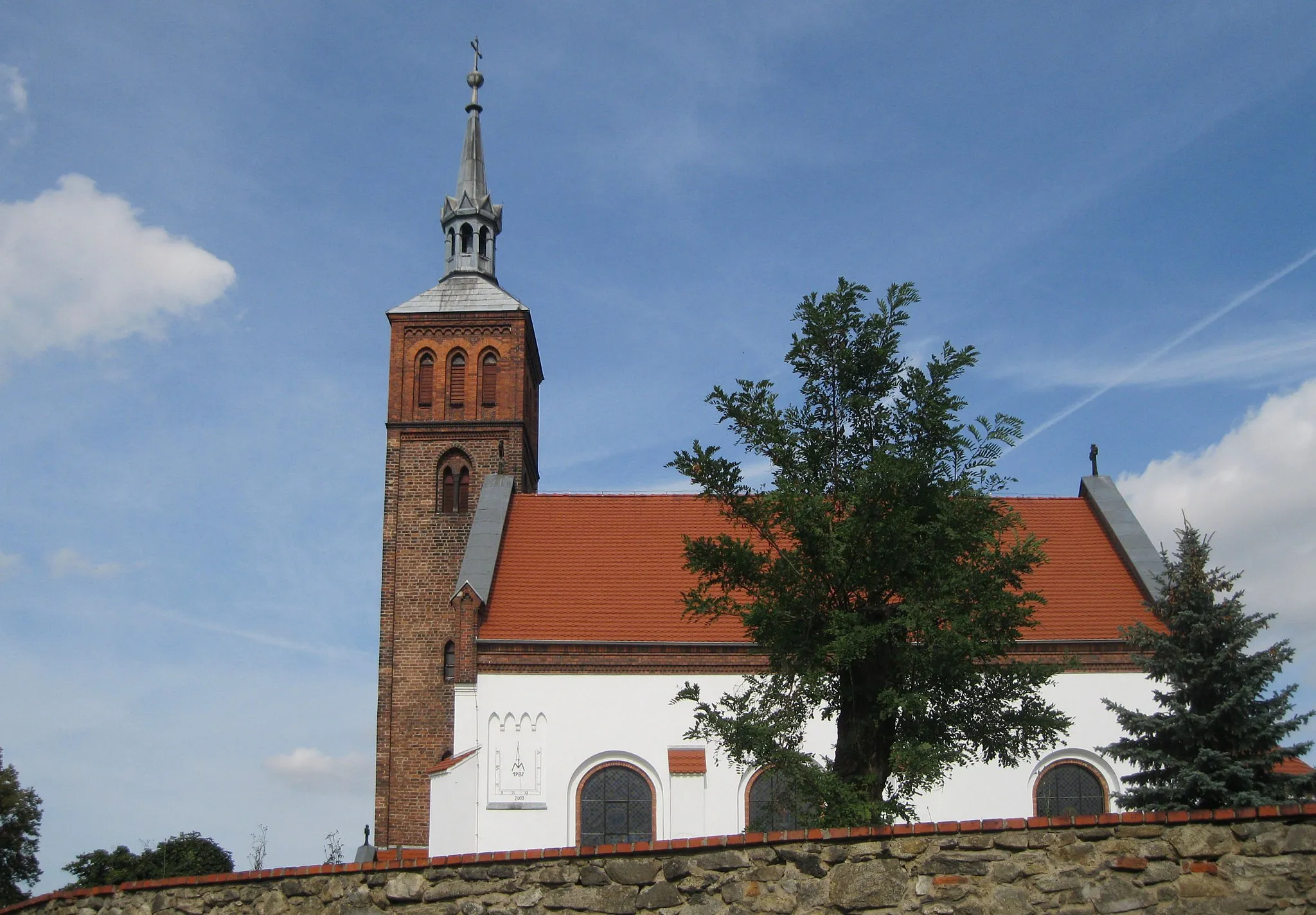 Photo showing: Kościół paraf. p.w. św. Wawrzyńca w Śmiałowicach, widok od frontu. Gmina Marcinowice, powiat świdnicki.
Śmiałowice, Marcinowice