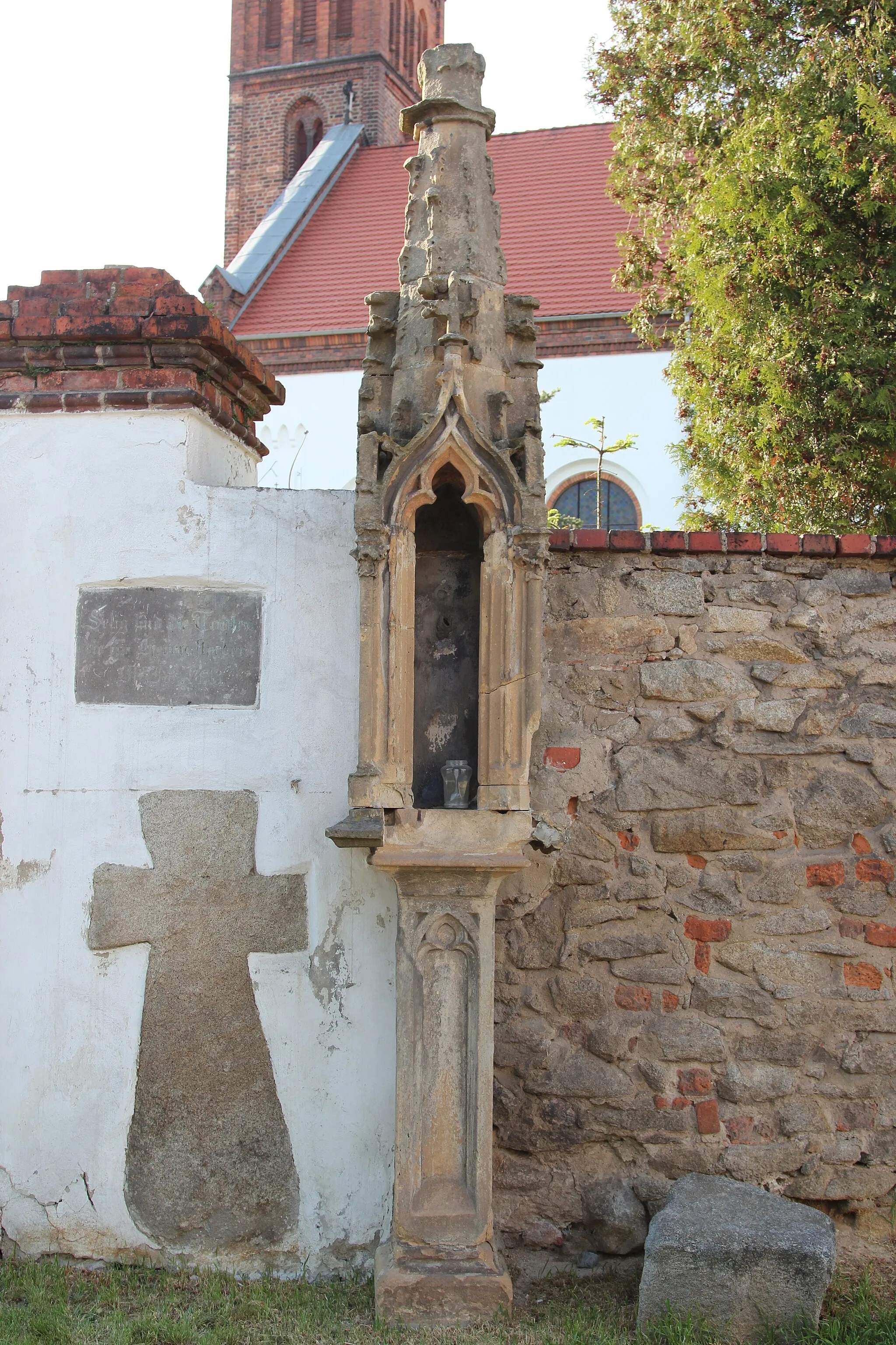 Photo showing: Stone shrine in Śmiałowice
