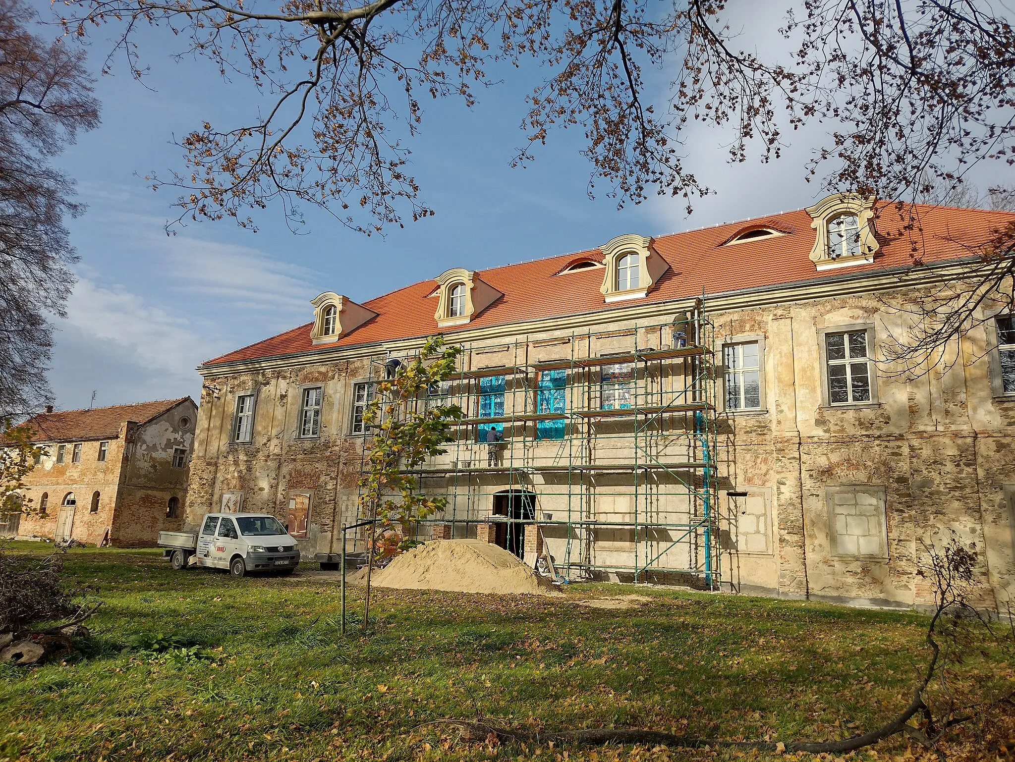 Photo showing: palace in Sieroszow, Poland, renovation