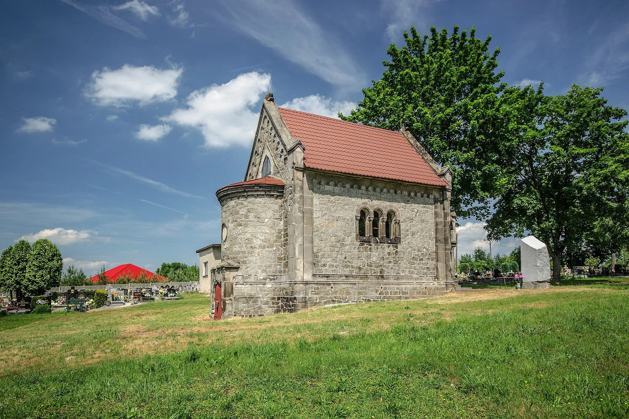 Photo showing: Kaplica grobowa hrabiów Harrach na cmentarzu w Rękowie, gmina Sobótka, pow. wrocławski, woj. dolnośląskie