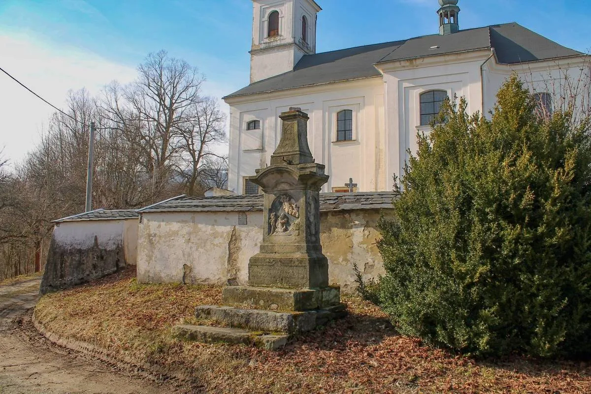 Photo showing: Kříž ve Vysokých Žibřidovicích u kostela sv. Linharta