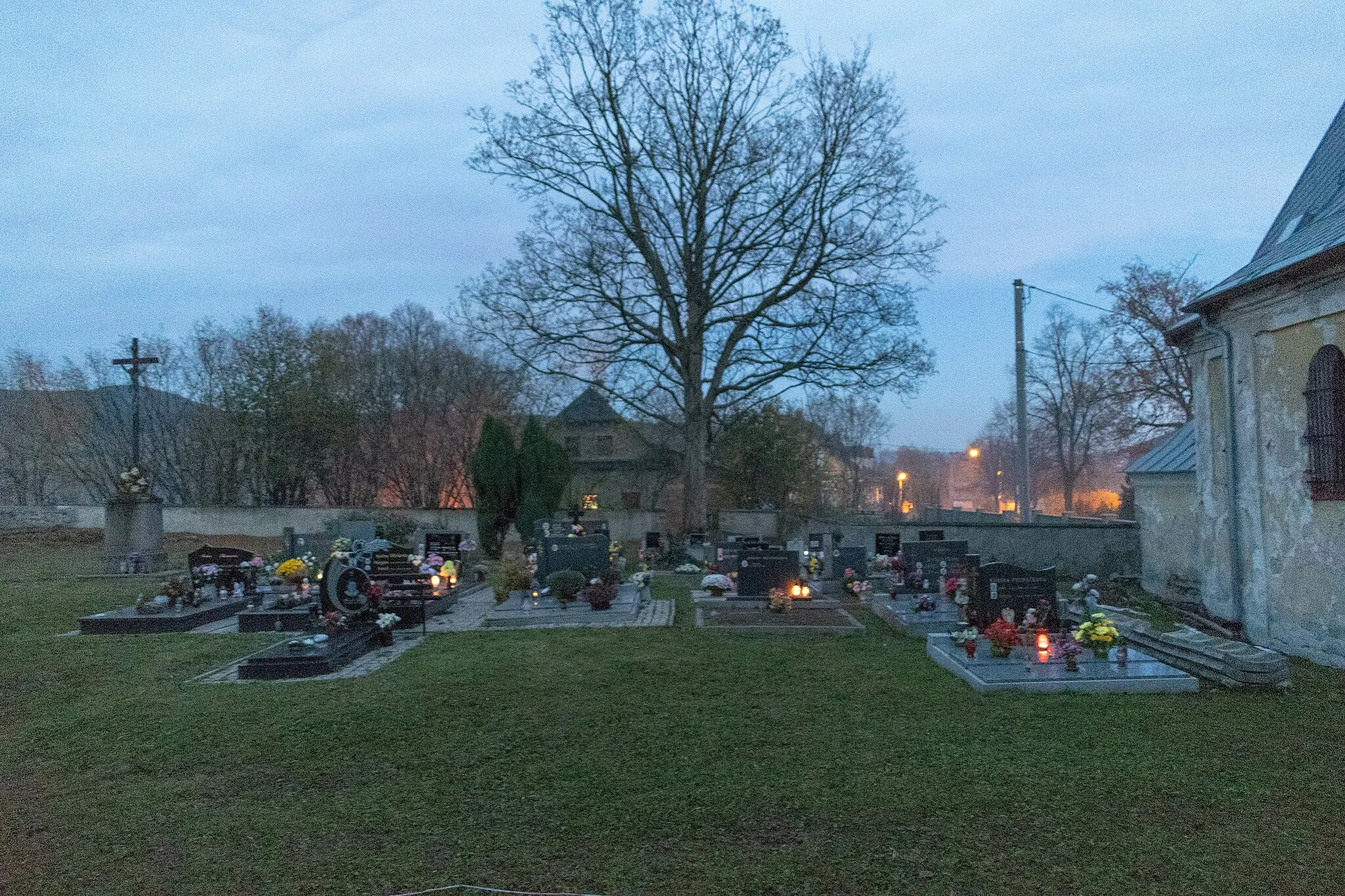 Photo showing: Hřbitov u kostela v obci Červený Potok