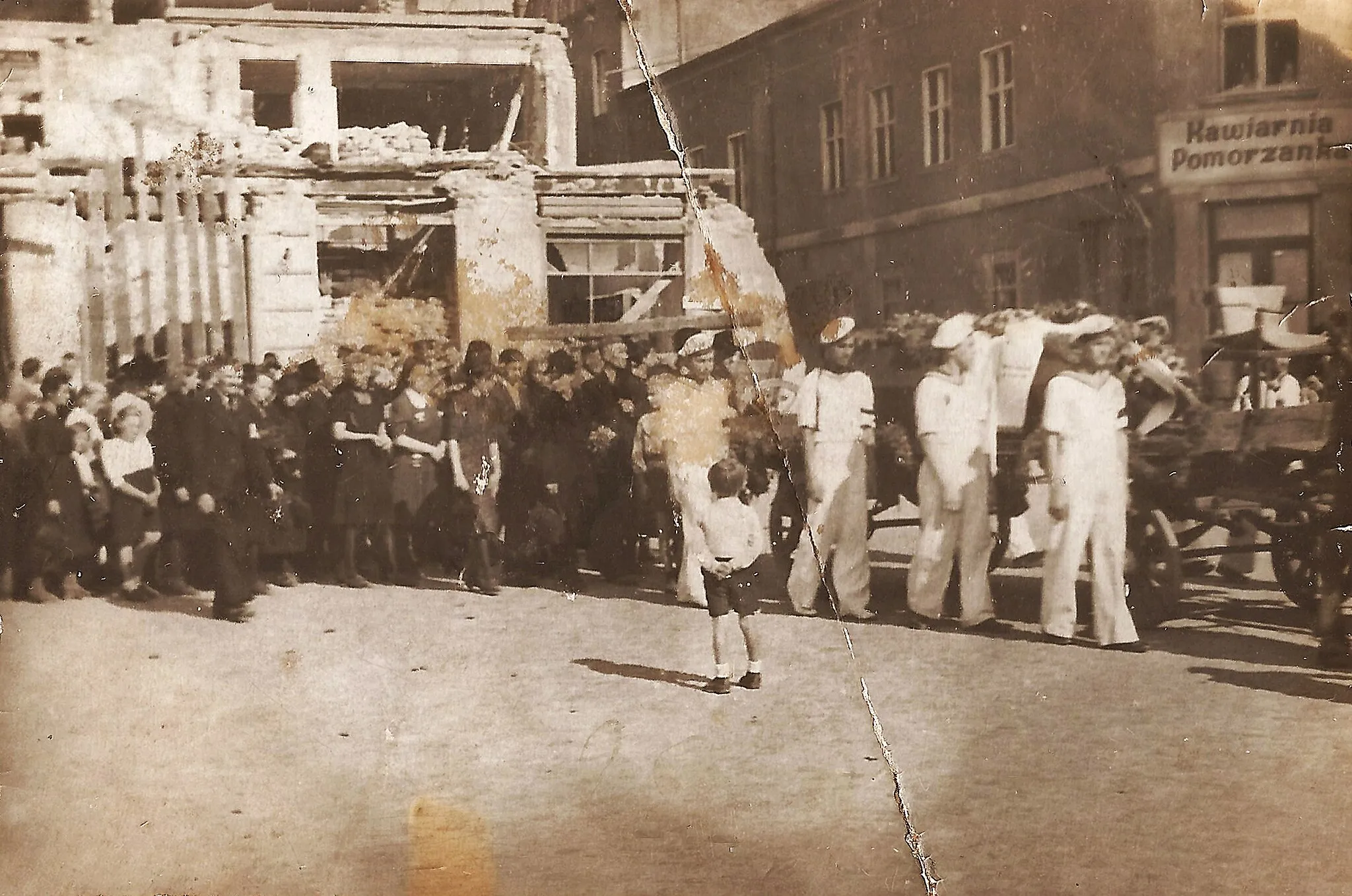 Photo showing: Kondukt pogrzebowy na starogardzkim rynku 24 czerwca 1945