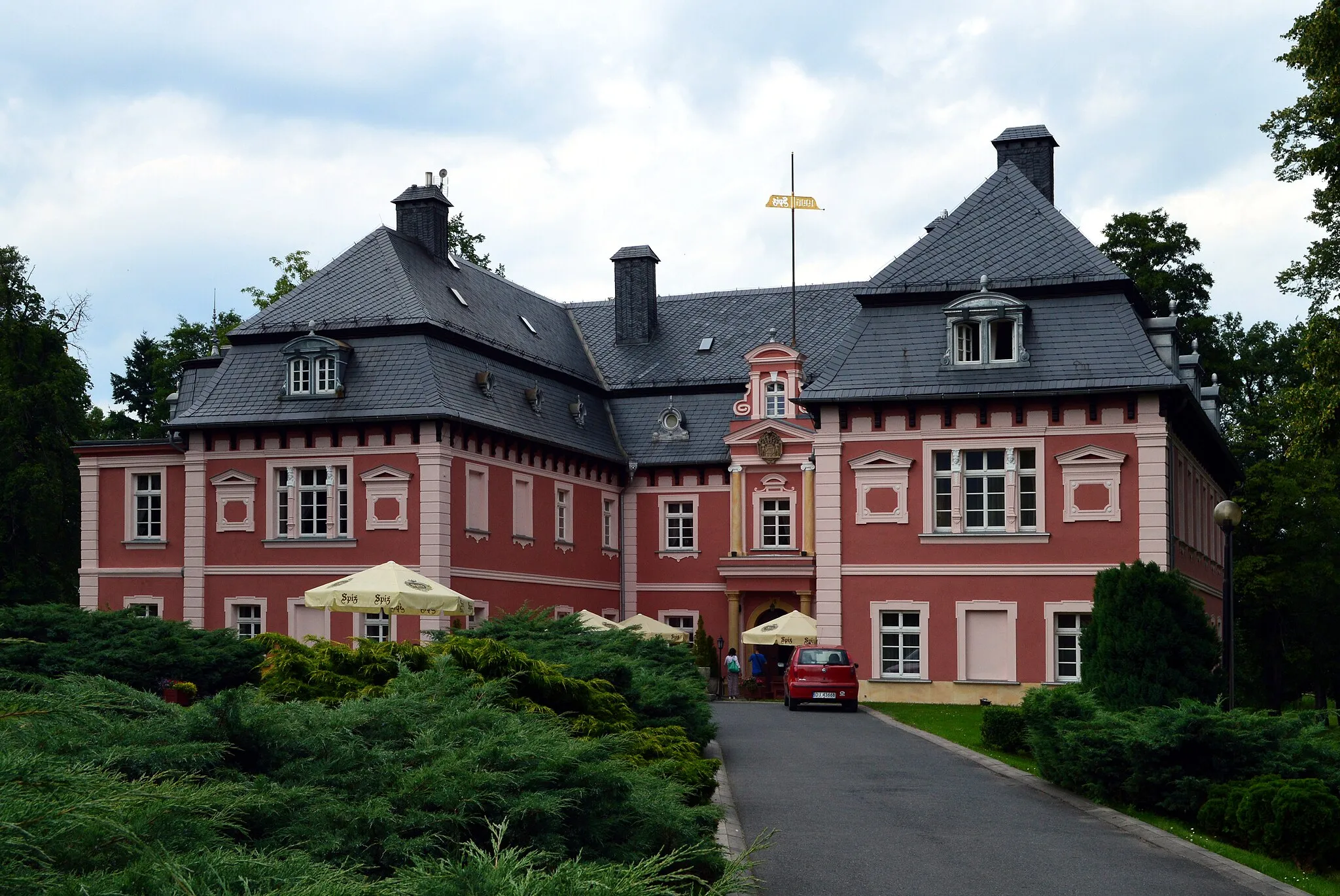 Photo showing: Miłków is a village in Poland located in Lower Silesia in Jelenia Góra County , in the district of Podgórzyn.  The Neo-Baroque Palace in Miłków was originally built as a baroque palace by Carl Heinrich von Zierotina in 1667. After a fire in 1768, the Palace was rebuilt by the then owner, Count Johann Nepomuk Lodron-Laterano and the neoclassical design of the façade and the emergence of the surrounding park were attributed to him. Further changes were introduced by subsequent owners in the nineteenth century. The Scotch Mist Gallery contains many photographs of historic buildings, monuments and memorials of Poland.