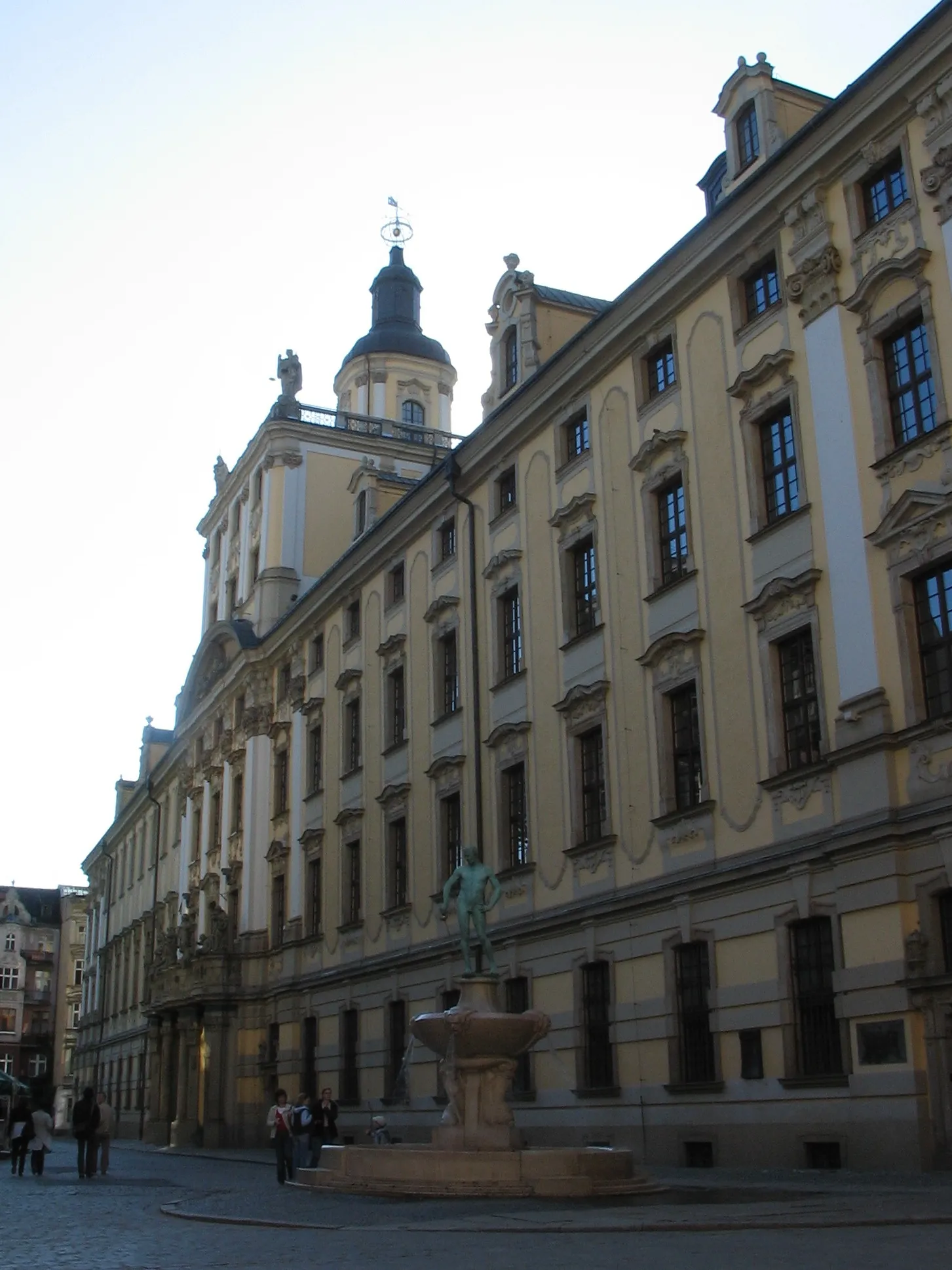 Photo showing: Plac Uniwersytecki we Wrocławiu - budynek Uniwersytetu Wrocławskiego oraz pomnik szermierza.