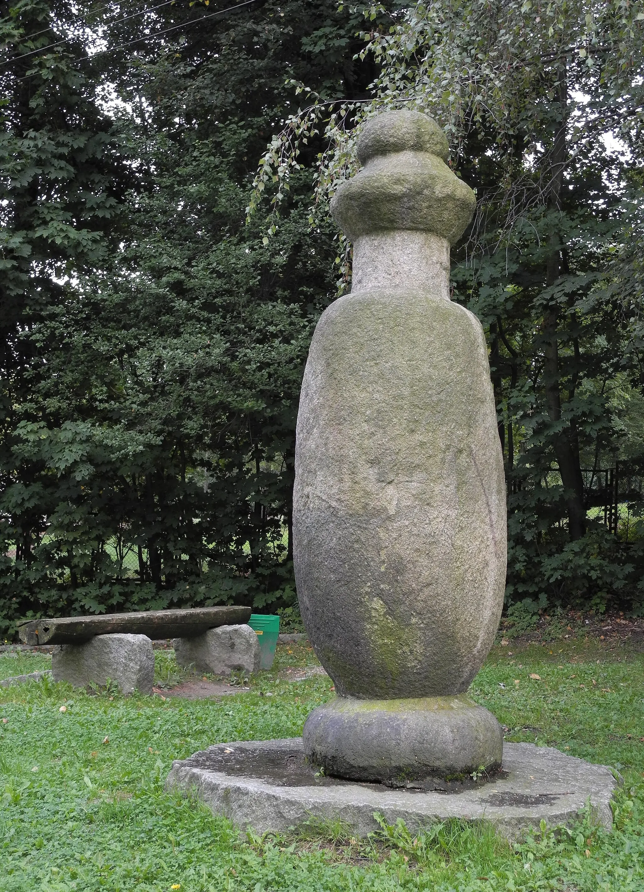 Photo showing: Starożytna rzeźba "Mnich" przy drodze z Sobótki do Domu Turysty PTTK pod Wieżycą