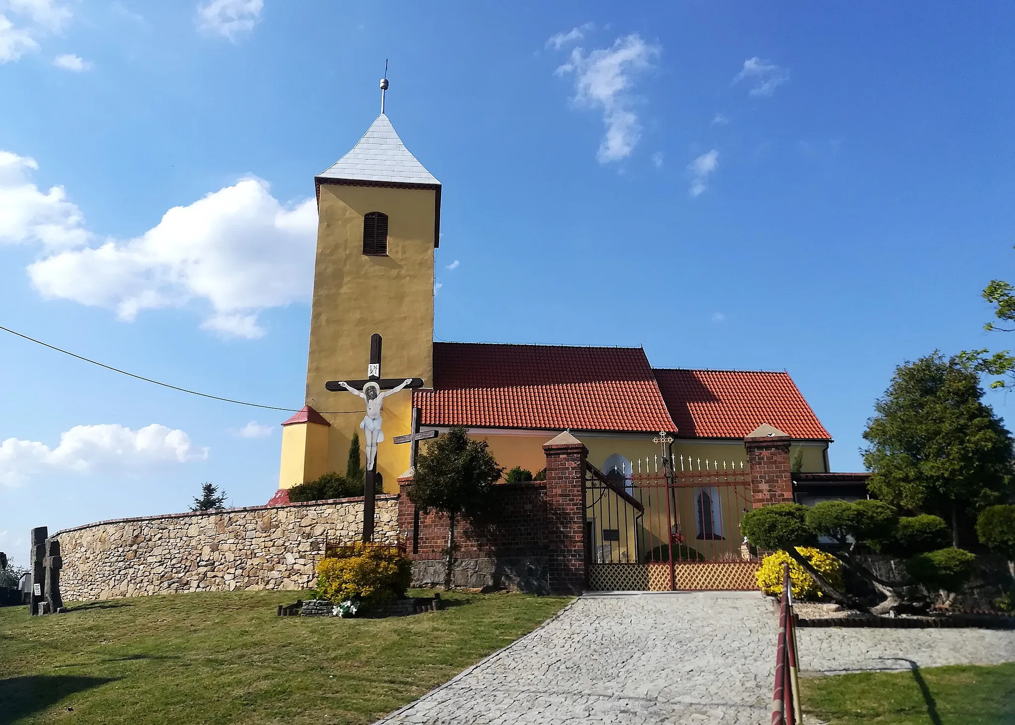 Photo showing: Kościół Niepokalanego Poczęcia Najświętszej Maryi Panny w Starym Jaworowie – rzymskokatolicki kościół filialny zlokalizowany w Starym Jaworowie w województwie dolnośląskim, w powiecie świdnickim. Należy do parafii św. Michała Archanioła w Milikowicach.