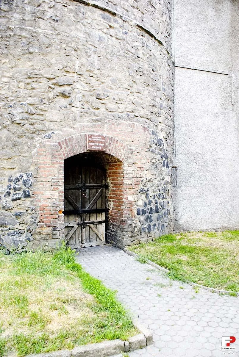 Photo showing: Jest wejście bezpośrednie do baszty, ale pomiędzy przyziemiem, a drugim piętrem nie ma żadnej komunikacji (może już jest!?!), bo zabrakło miastu środków na dokończenie remontu (opis do stanu z maja 2008).