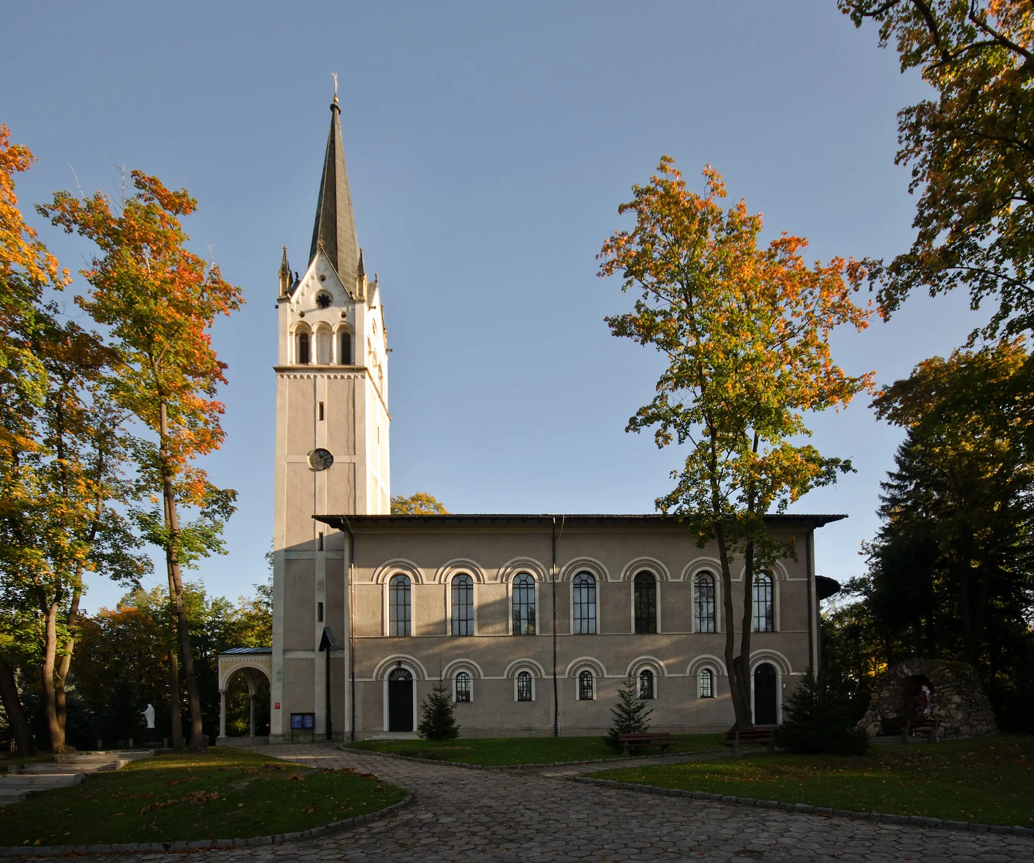 Photo showing: Mysłakowice, ul. 1-go Maja, - kościół parafialny Najświętszego Serca Pana Jezusa, d. ewangelicki