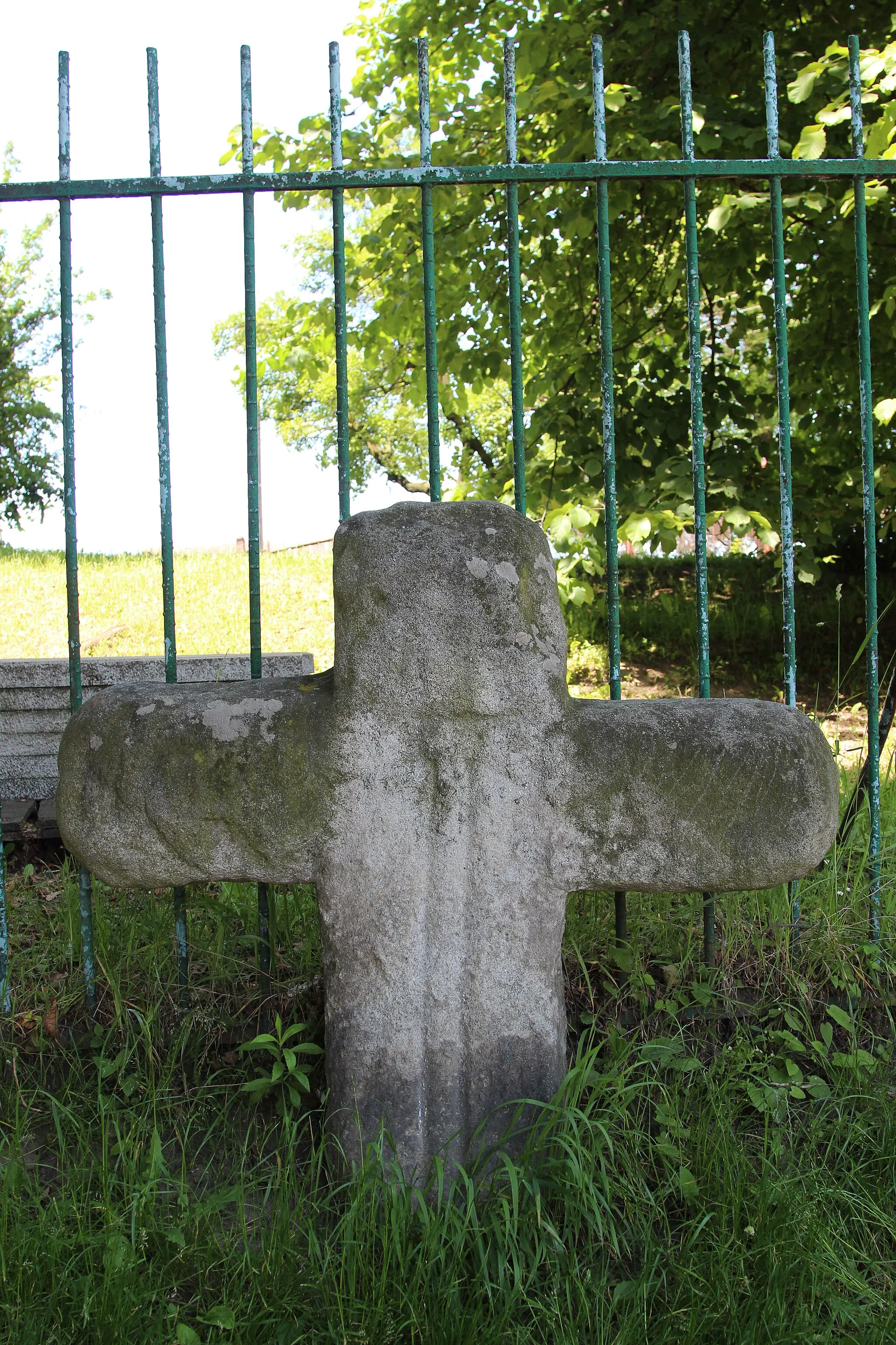 Photo showing: Stone cross in Niemcza