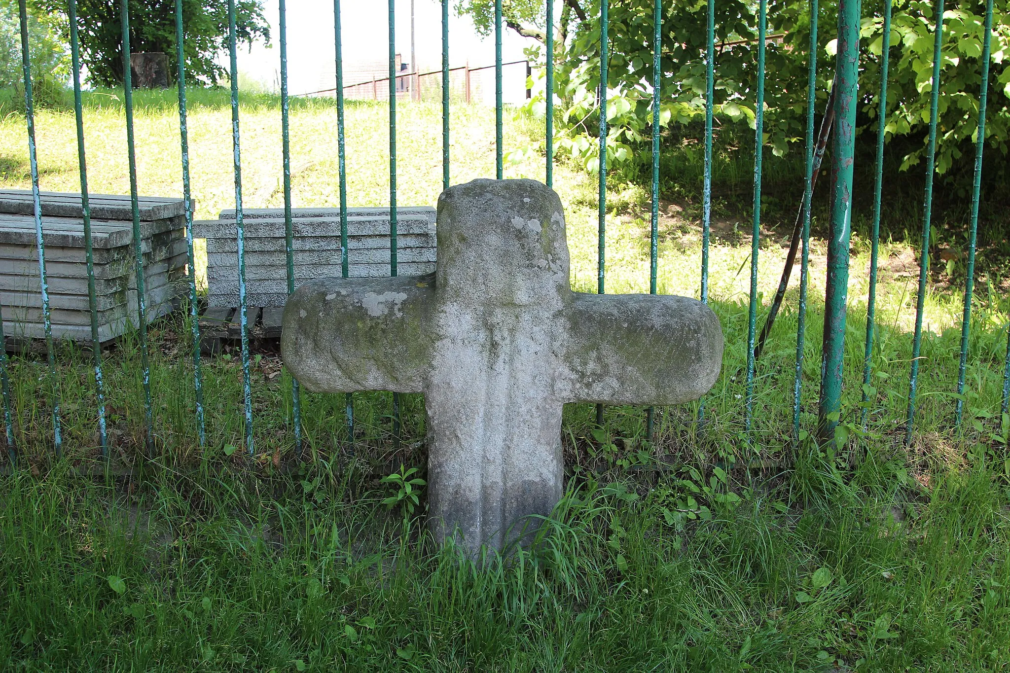 Photo showing: Stone cross in Niemcza