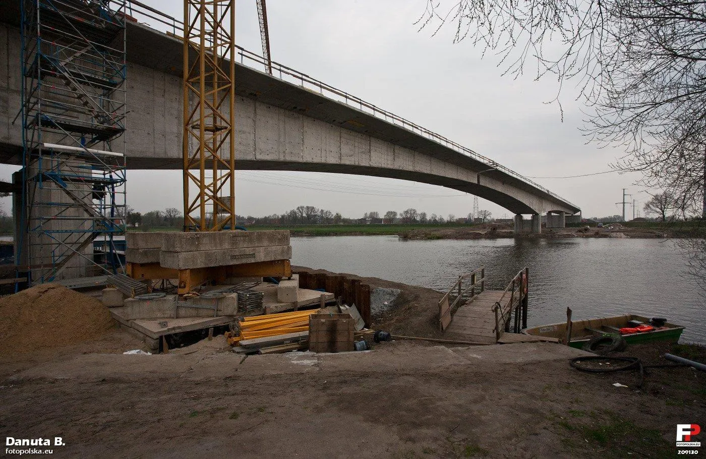 Photo showing: Największy w trzech budowanych mostów w ciągu Wschodniej Obwodnicy Wrocławia. Most nad Odrą to most nawisowy o długości 283 m. Długość przęsła nad wodą 120 m. Konstrukcja powstawała z dwóch brzegów równocześnie, by ostatecznie spotkać się na środku 27 kwietnia br. Na zdjęciu ostatni moment z przysłowiową dziurą w moście. Brakuje tylko 1,60 m.