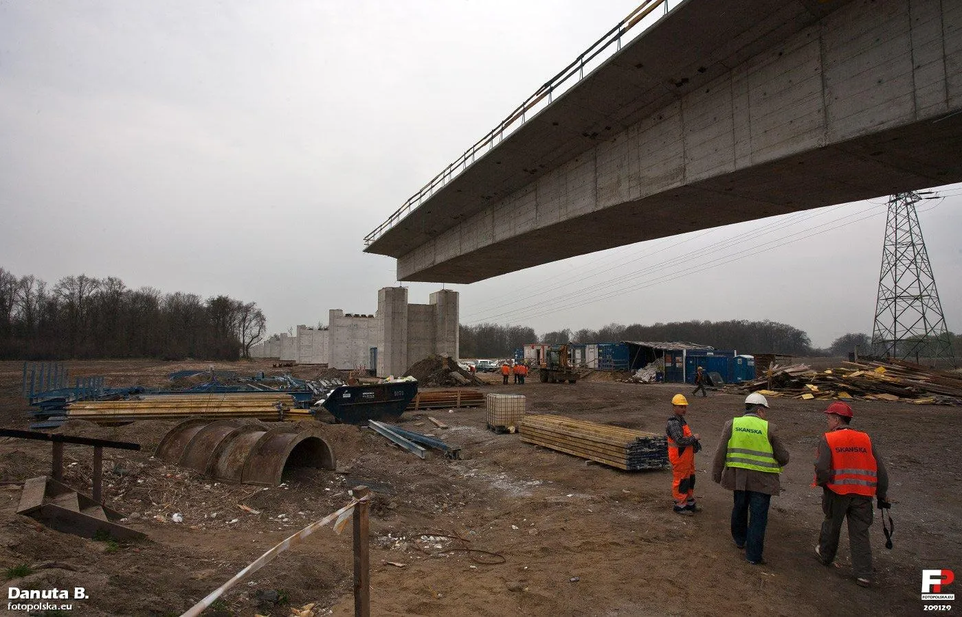 Photo showing: Skrajne przęsło mostu nad Odrą, widok w kierunku Siechnic. To most nawisowy o długości 283 m. Długość przęsła nad wodą 120 m (dłuższy budowany jest teraz w Grudziądzu, też przez firmę Skanska, tam przęsło ma dł. 180 m).