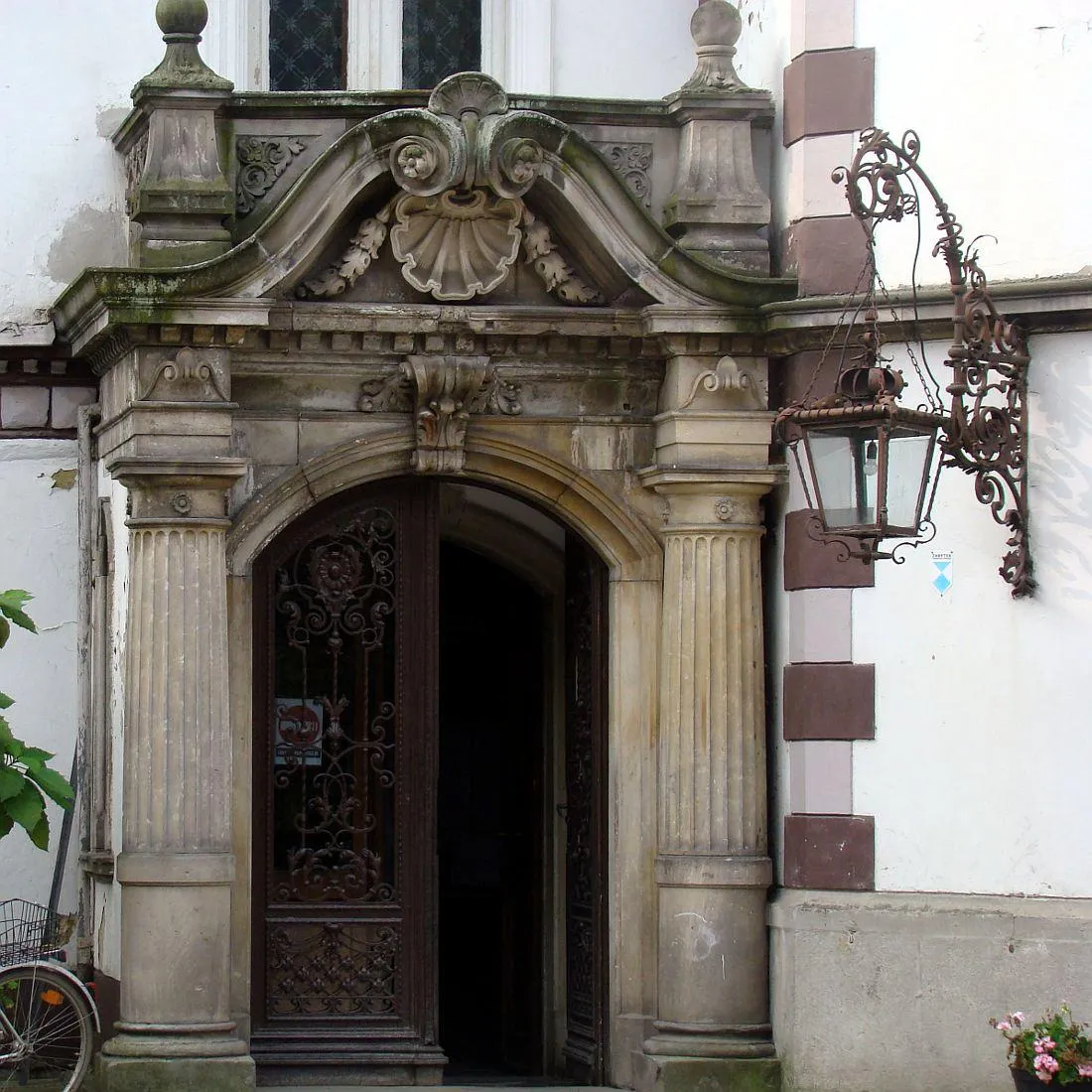 Photo showing: Portal bramny.