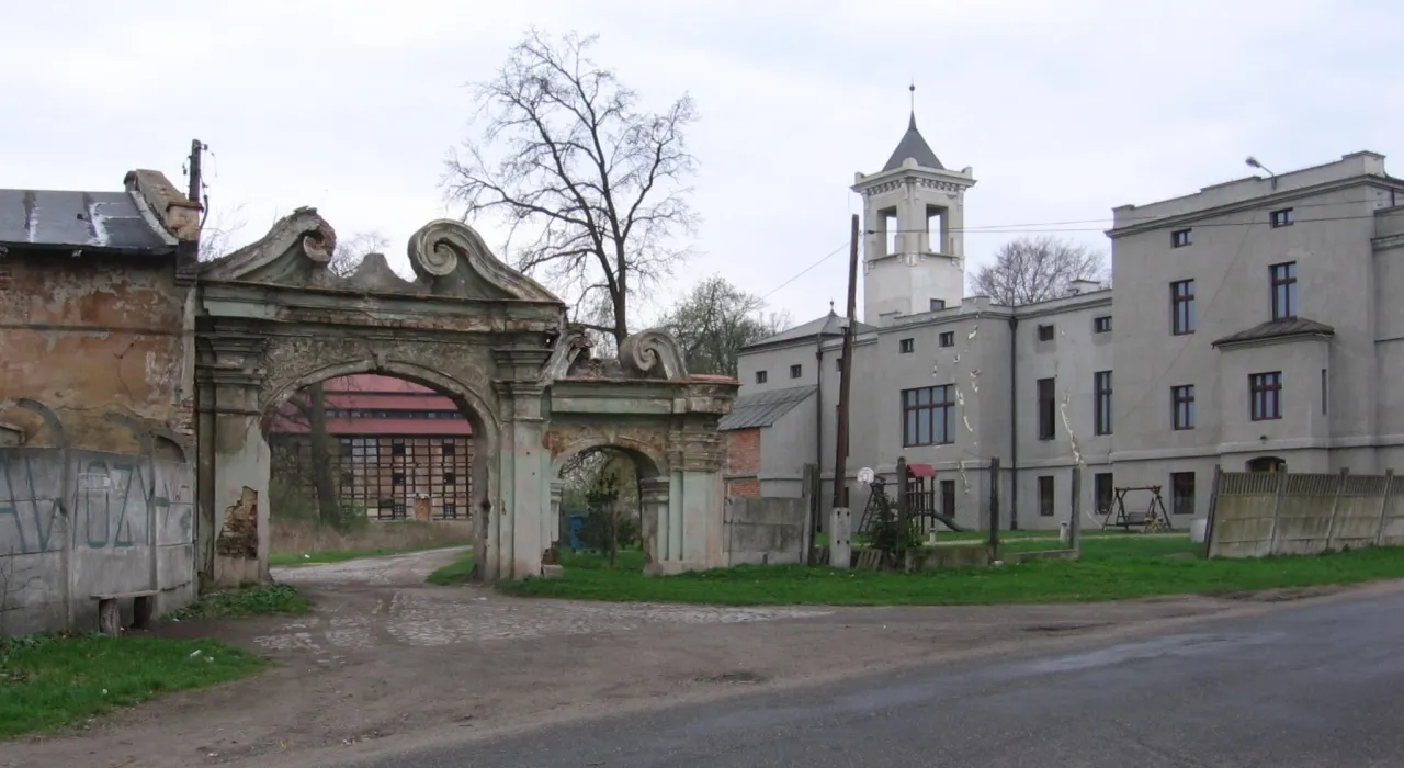 Photo showing: The gate to the former palace, grange and granary in Galowice near Wrocław, Lower Silesia, Poland (zabytek nr rejestr. A/3965/382/W)

Traces of small rail track can be seen under the gate. This grange-rail has been connecting granary with distillery and sugar-mill.