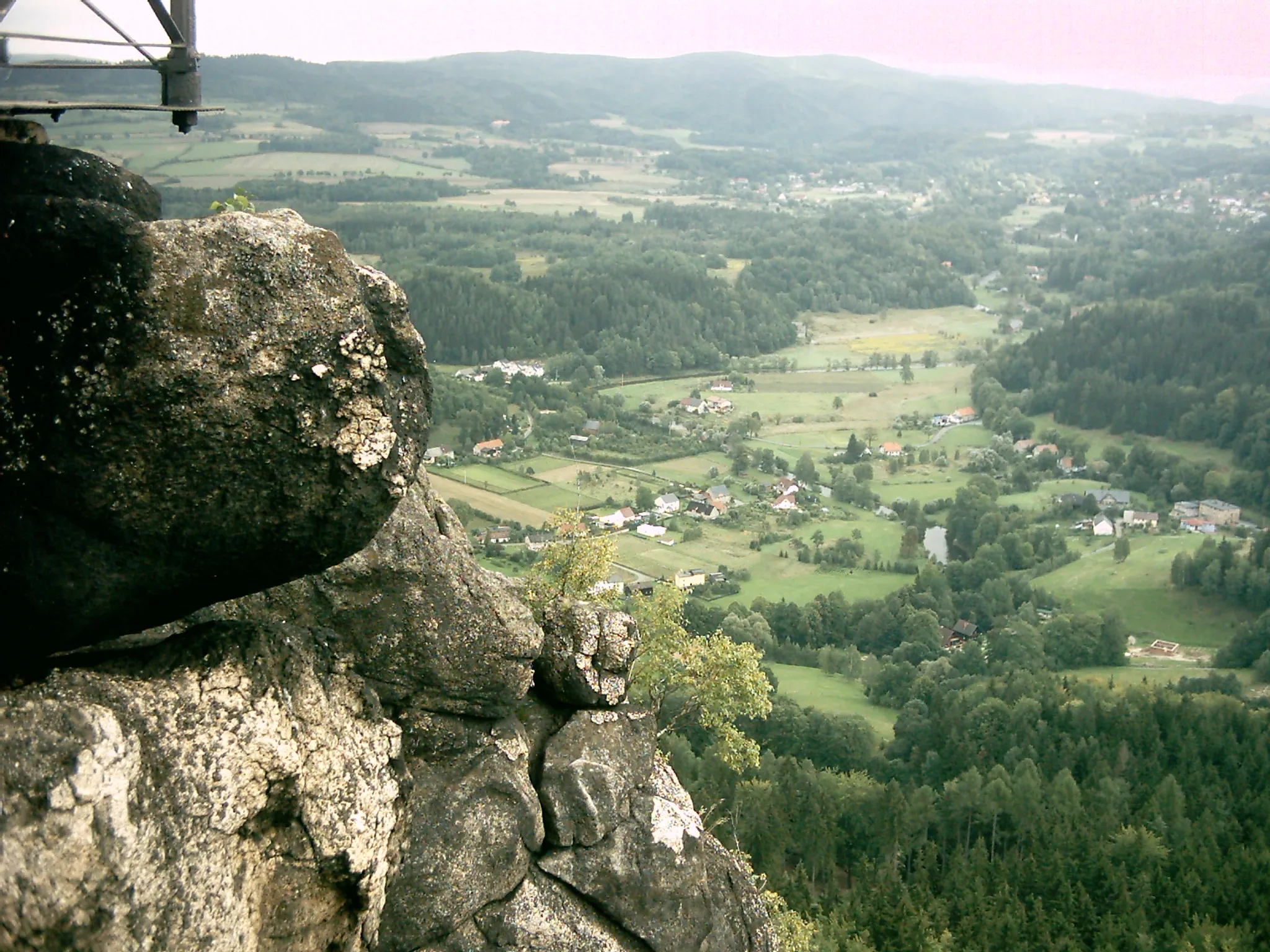 Photo showing: Krajobraz z Sokolika - Filar Zachodni (642 m n.p.m.) - w tle Trzcińsko