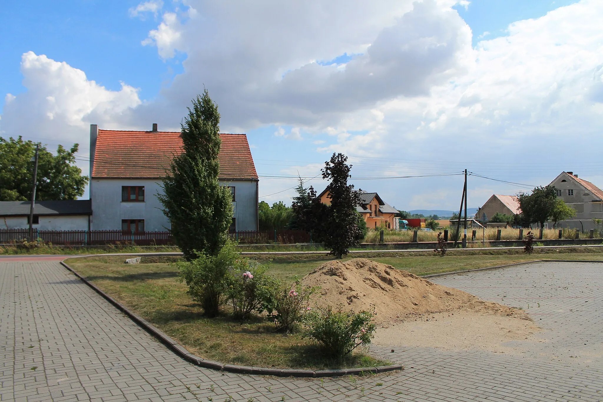 Photo showing: Tomkowice, gmina Strzegom. Parking przed kościołem.