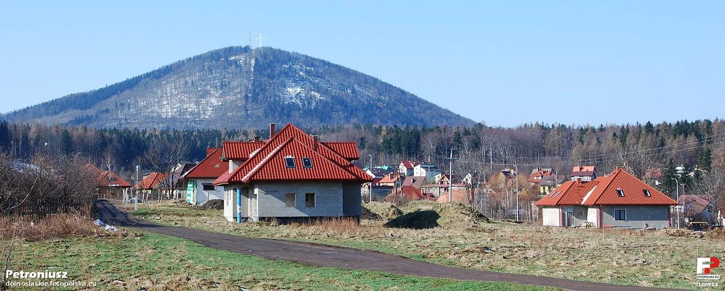 Photo showing: Nowe osiedle domków między ul. Daszyńskiego w Wałbrzychu, a cmentarzem w Szczawnie-Zdroju. W tle majestatyczny Chełmiec.