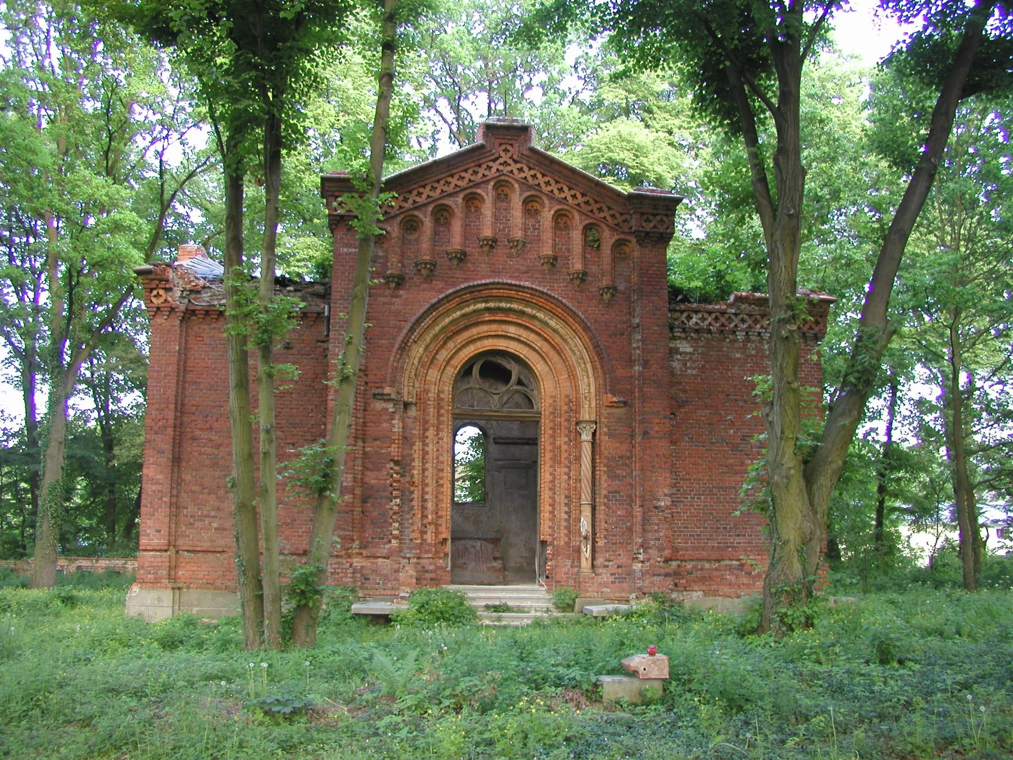 Photo showing: Ruins of cemetery chapel in Wilczyn Leśny (Poland)