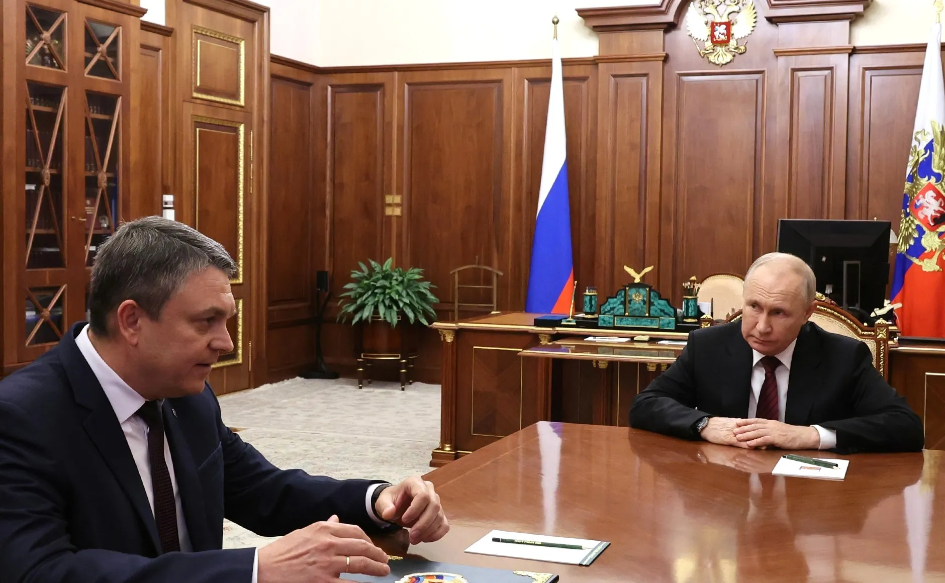 Photo showing: С временно исполняющим обязанности главы Луганской Народной Республики Леонидом Пасечником.