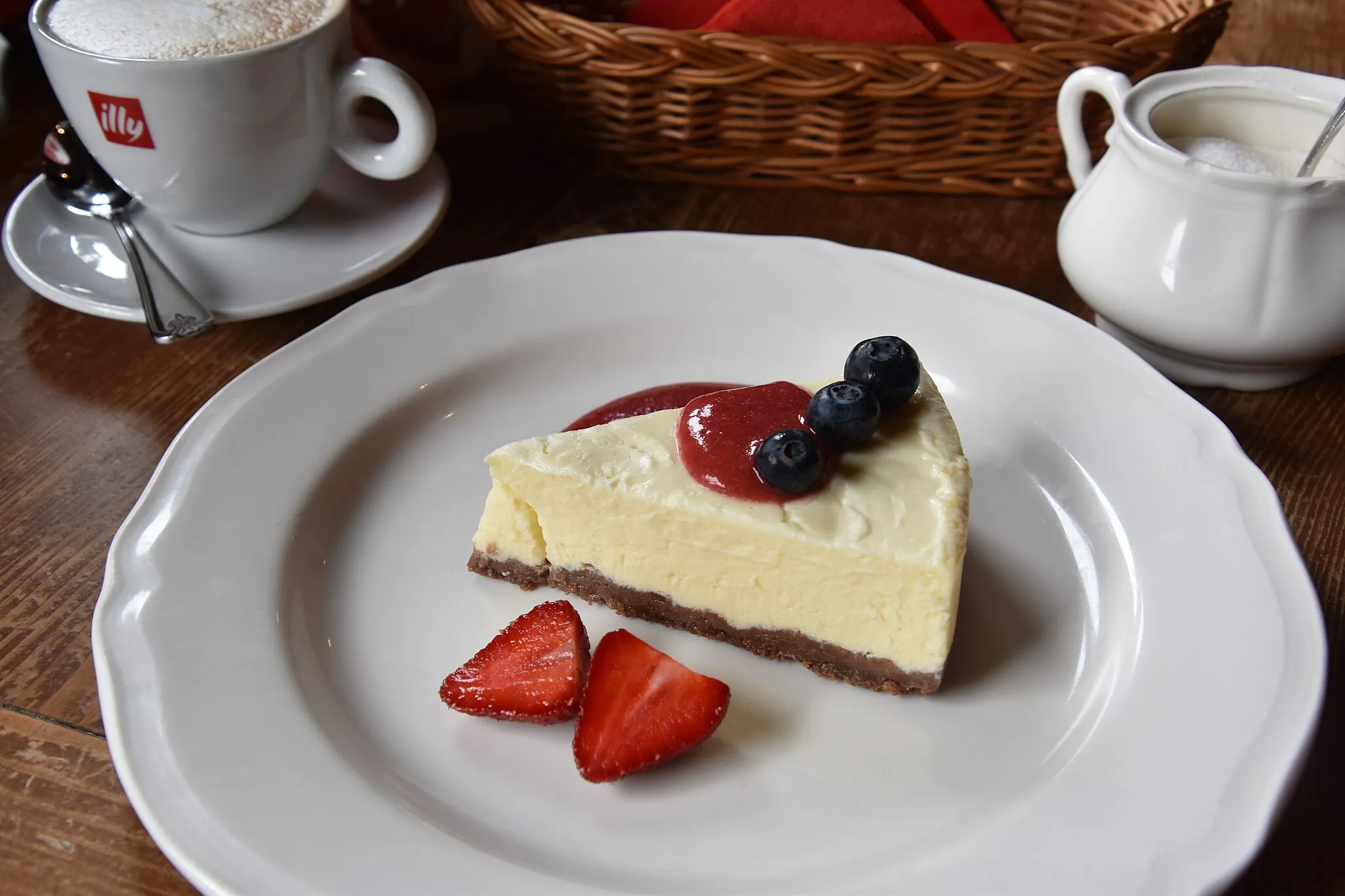 Photo showing: A piece of sernik (cheesecake) with white chocolate and berries, served at Oberża Pod Czerwonym Wieprzem (est. 2006) in Warsaw, Poland.