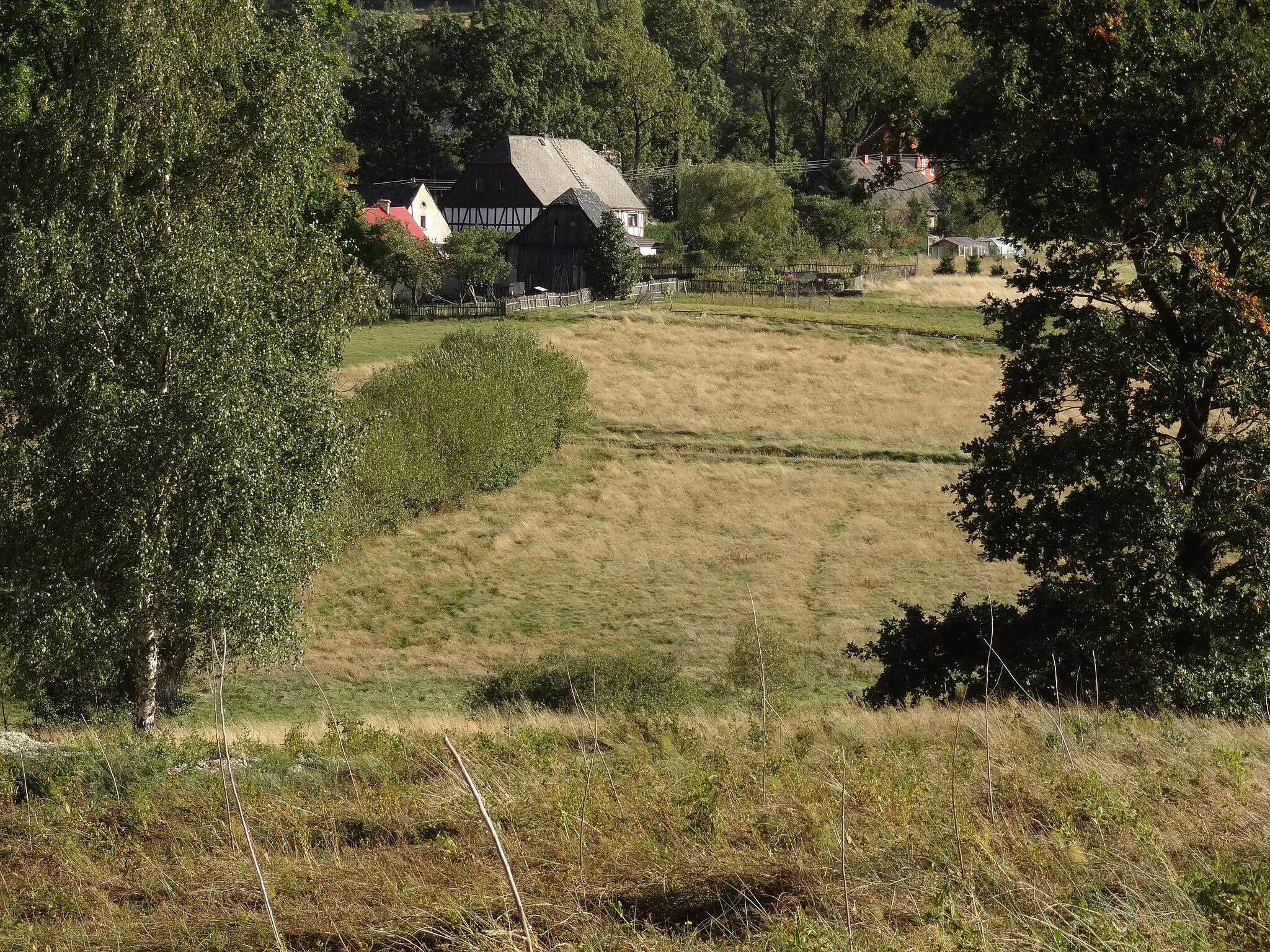 Photo showing: Ulicko (Strassberg n. Bergstrass), část lázní Czerniawa-Zdrój v Jizerských horách - pohled na část osady od severu, z jihovýchodního úpatí hraničního Andělského vrchu (Schöbicht, 572 m)