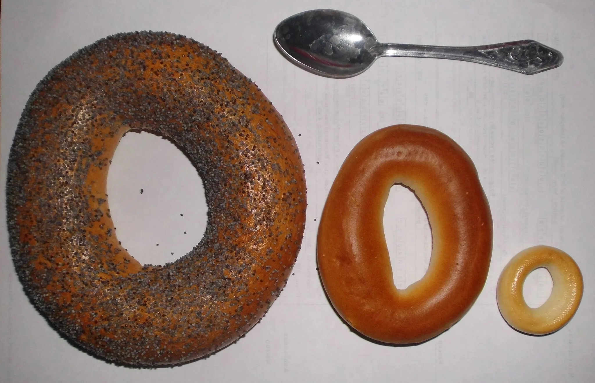 Photo showing: Бараночные изделия (слева-направо): Бублик, Баранка, Сушка. Для сравнения размера - стандартная чайная ложка.