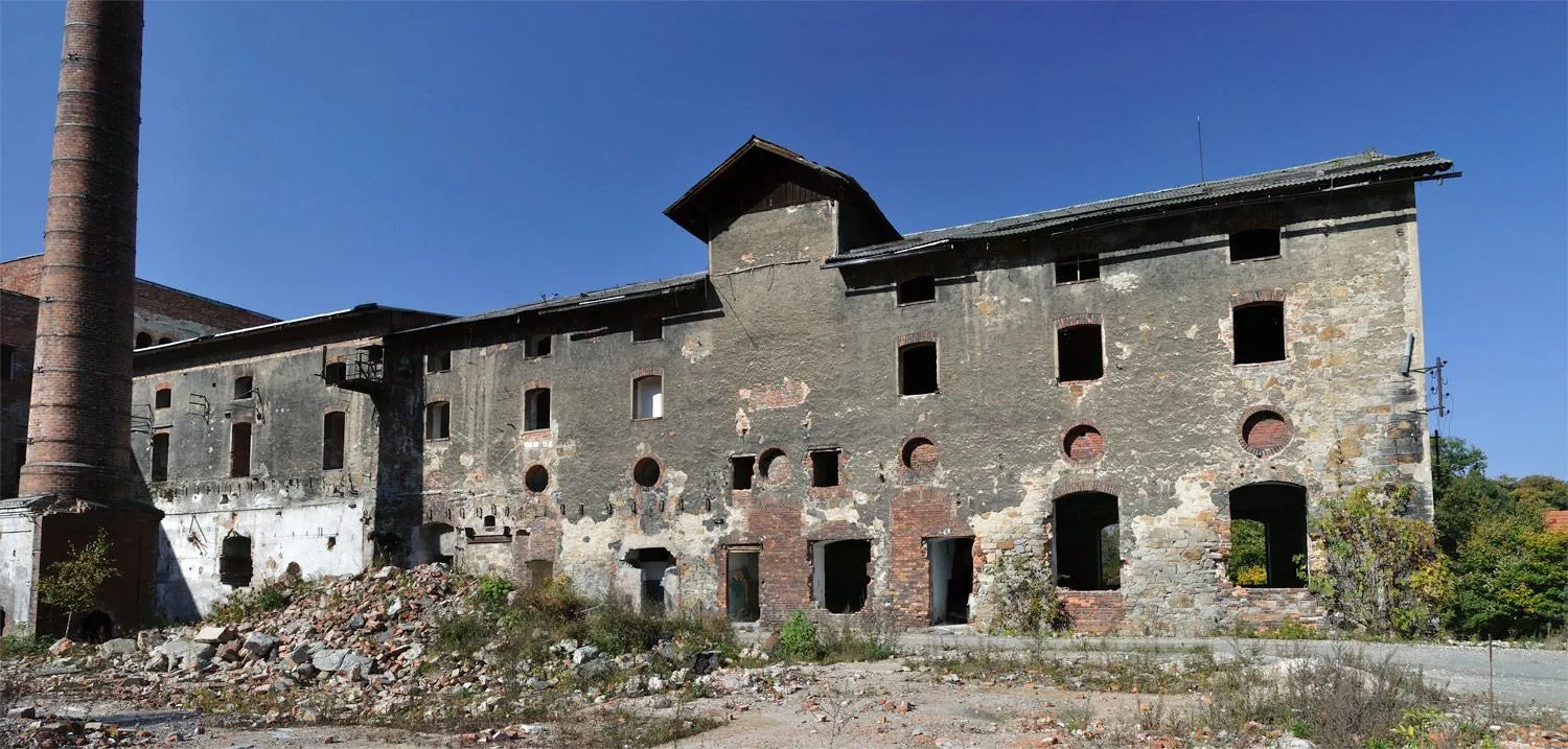 Photo showing: Południowa strona budynku browaru. Budynek stoi na zboczu i wchodząc tutaj niejako na parterze - znajdujemy się na drugim piętrze. Widok z drugiej strony -