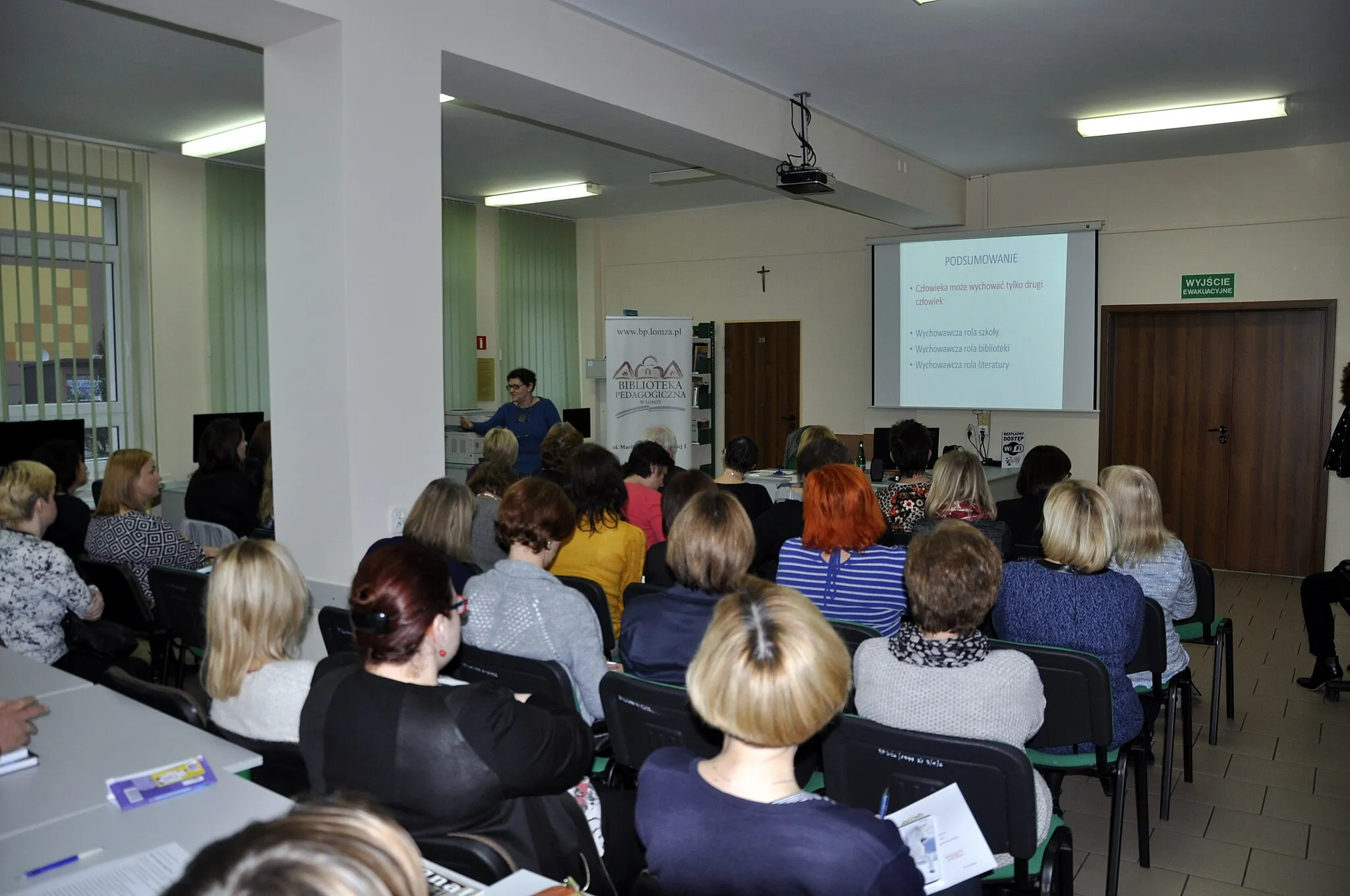 Photo showing: Opening of Picture of the Year exhibition in Pedagogic Library in Łomża, 2015-11-24