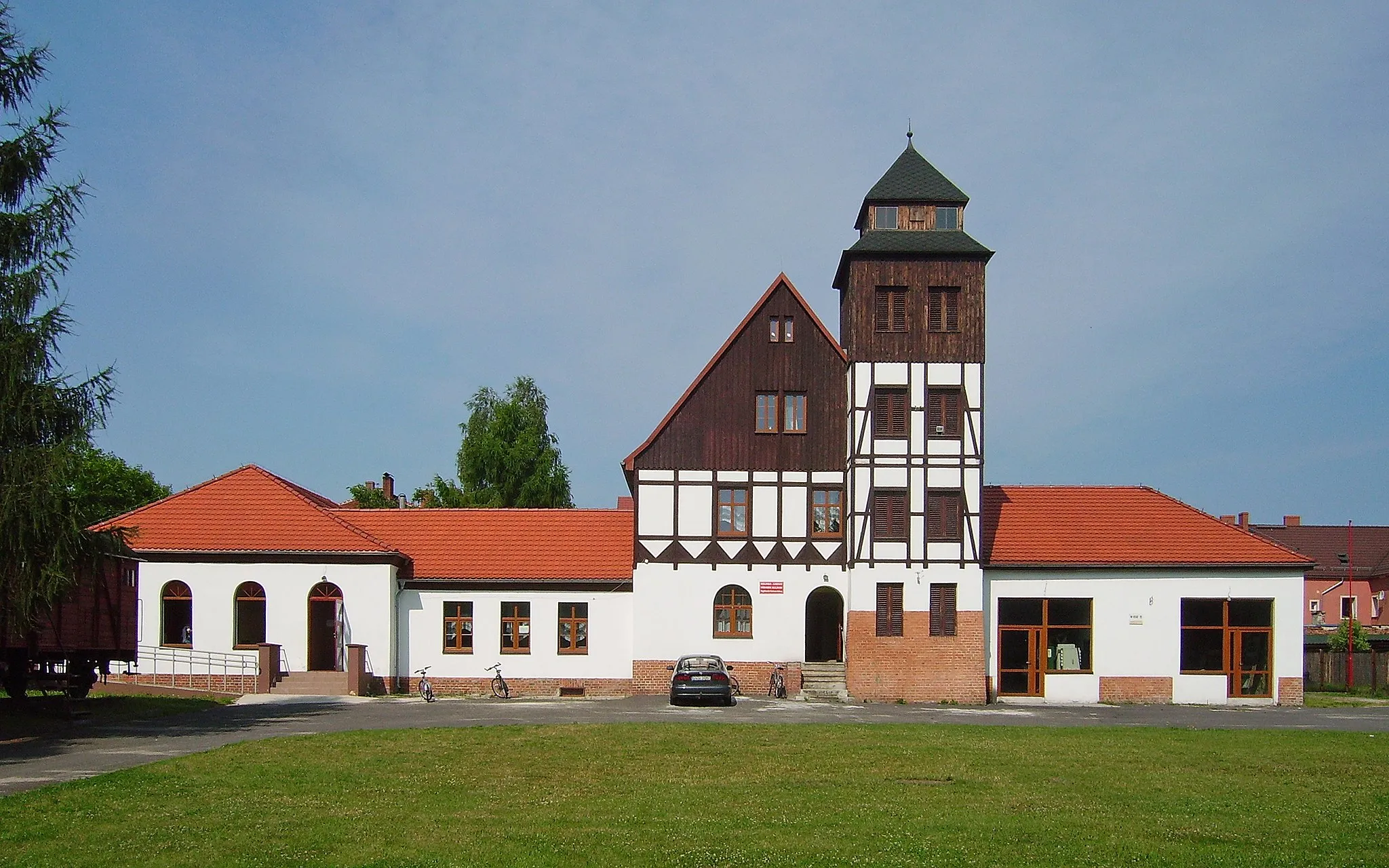 Photo showing: budynek byłej remizy OSP Węgliniec obecnie Węglinieckie Centrum Kultury