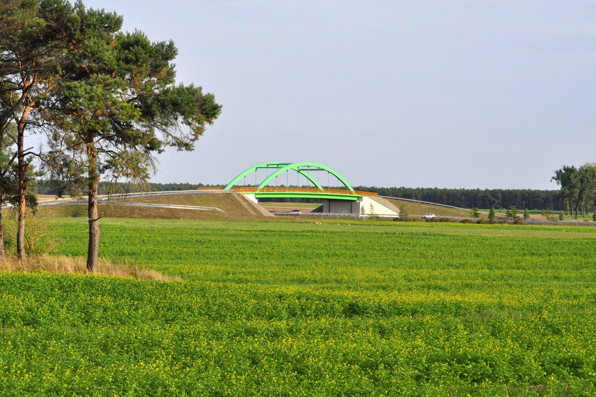 Photo showing: Wiadukt nad drogą krajową nr 24 w ciągu drogi z Chełmska do Twierdzielewa w gminie Przytoczna. Widok z linii kolejowej 363.