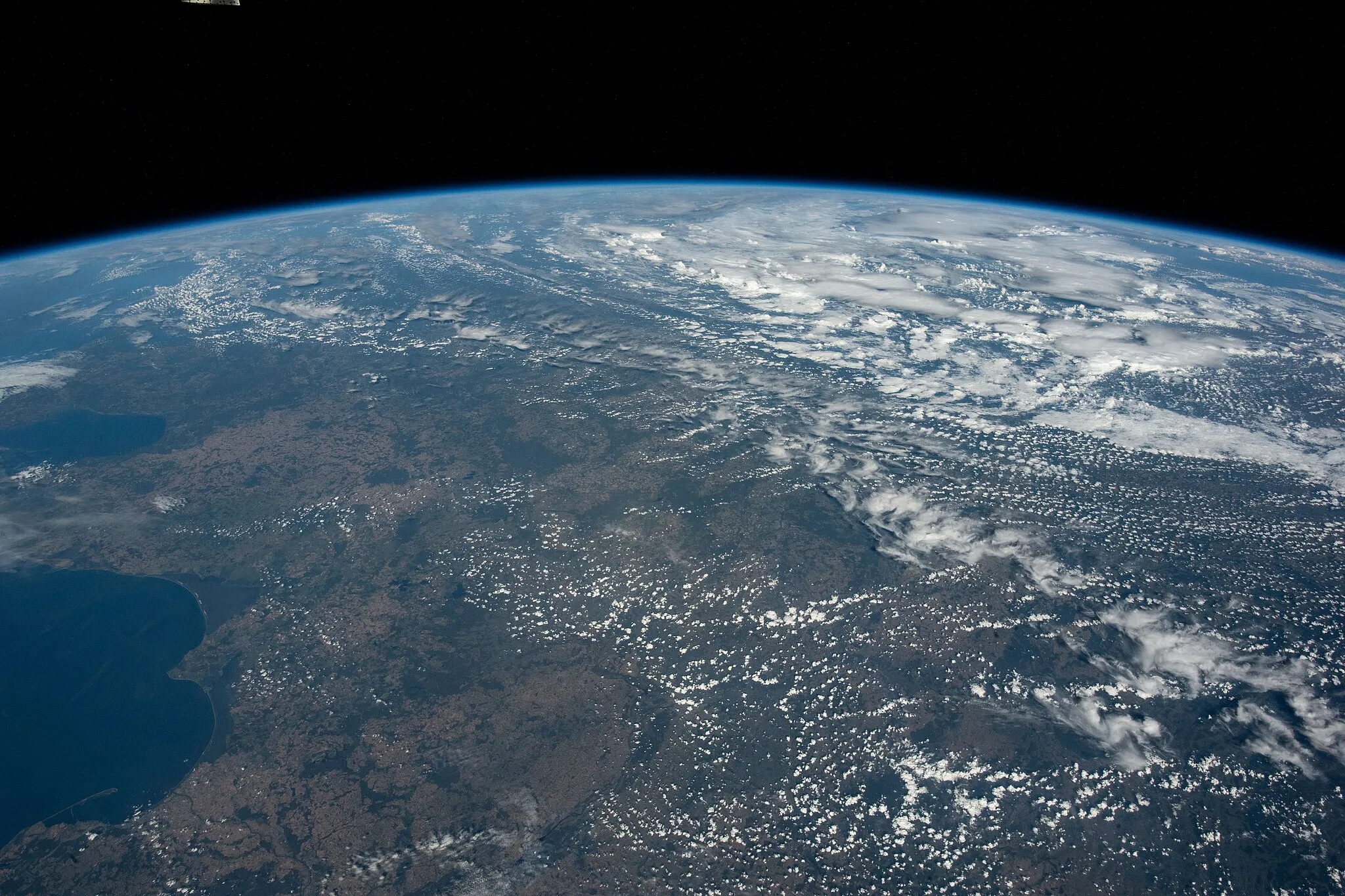 Photo showing: View of Earth taken during ISS Expedition 67.