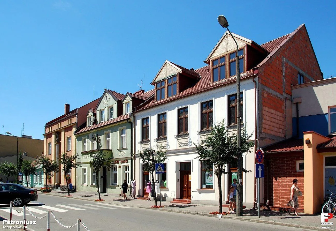 Photo showing: Kamienice przy ul. 5 Stycznia w Wolsztynie. Patrząc od lewej: nr 34 (Muzeum Regionalne im. Marcina Rożka), nr 35 (zielona elewacja) i najbliżej nr 36.