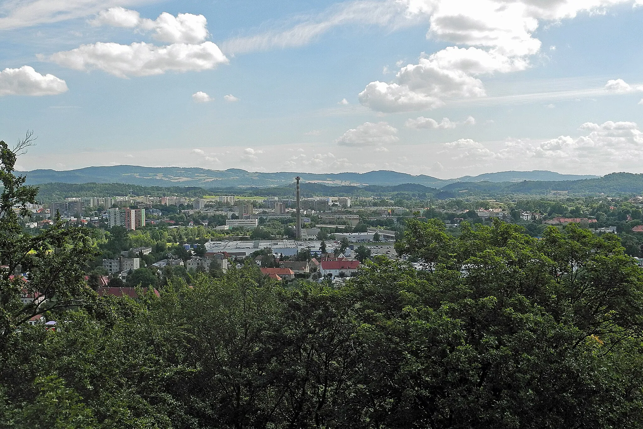 Photo showing: Blick vom Hausberg (375 m) in Hirschberg im Riesengebirge auf die Stadt und Umgebung: Blick in östlicher Richtung zum Bober-Katzbach-Gebirge