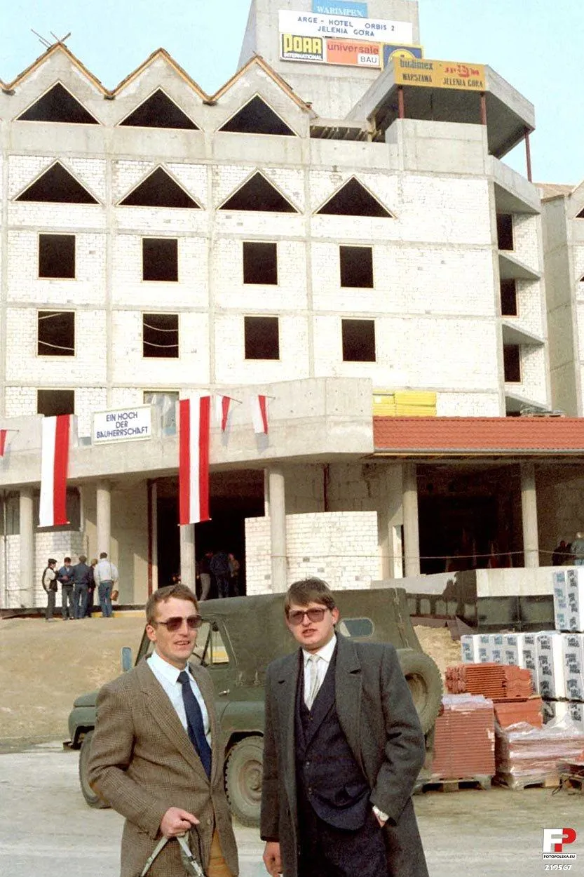 Photo showing: Wiecha na budowie więc budynek udekorowany flagami Polski i Austrii. Na tle budynku majstrowie jeleniogórskiej firmy budowlanej.